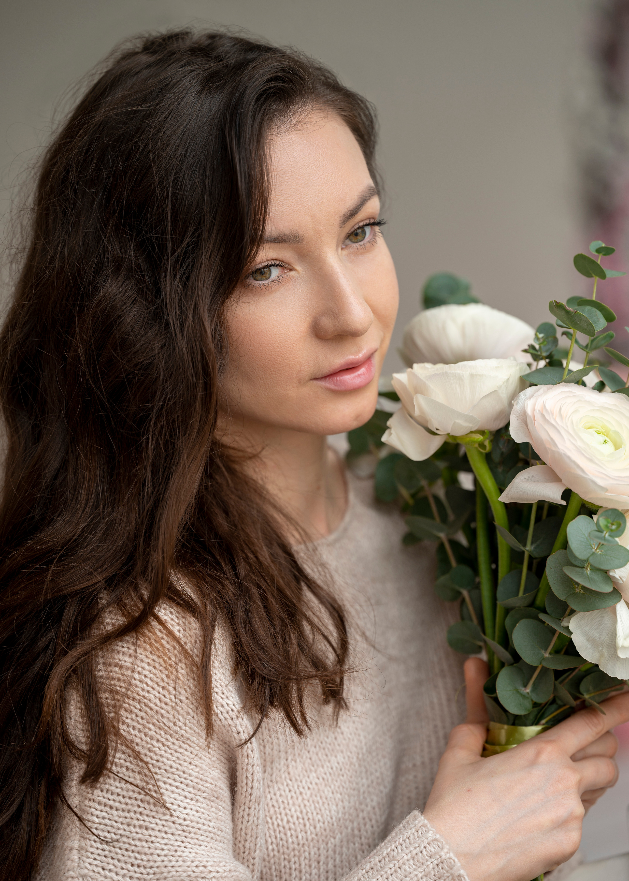 Студийная съёмка девушки с весенним букетом