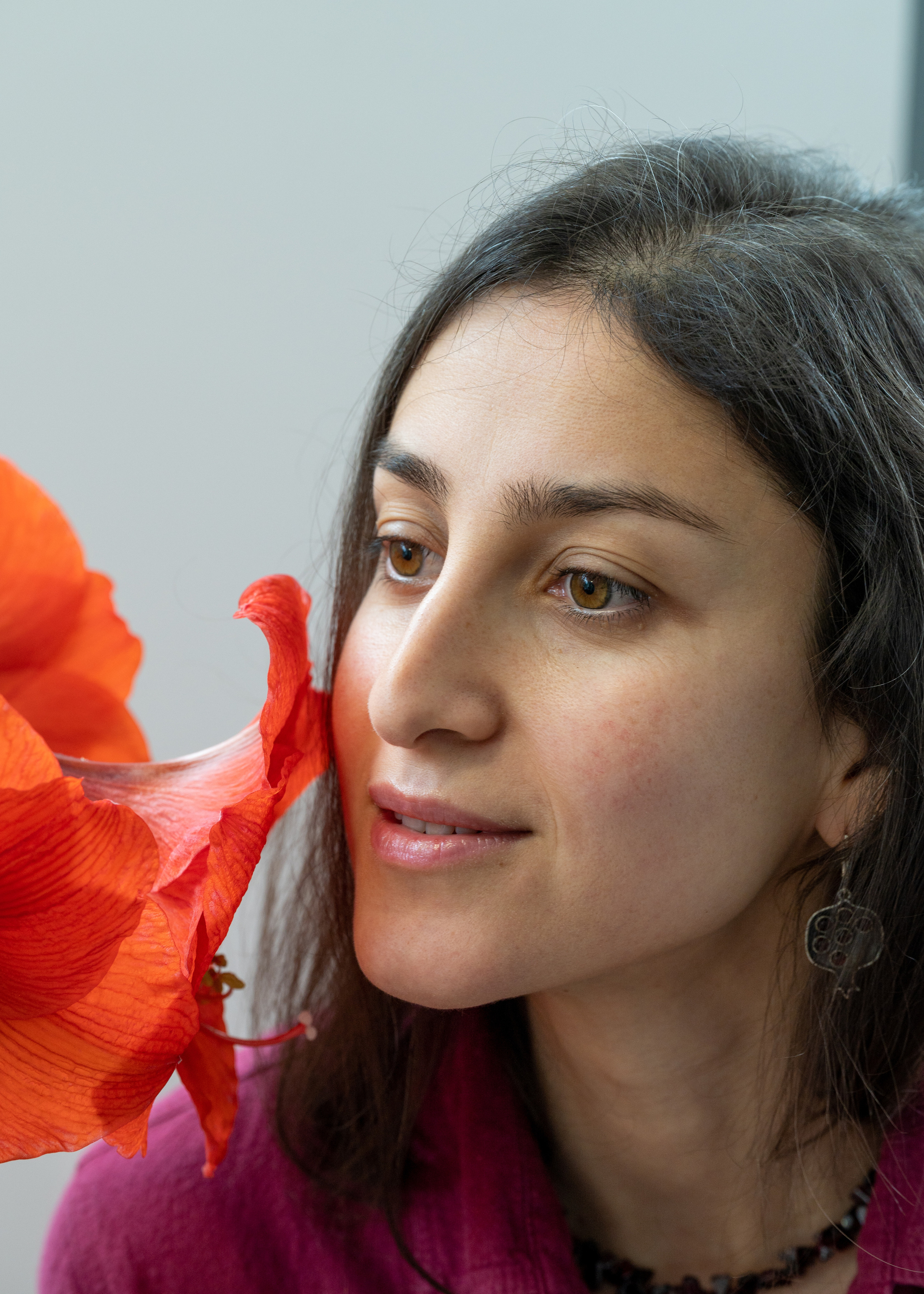 Фотосъёмка девушки с красным цветком