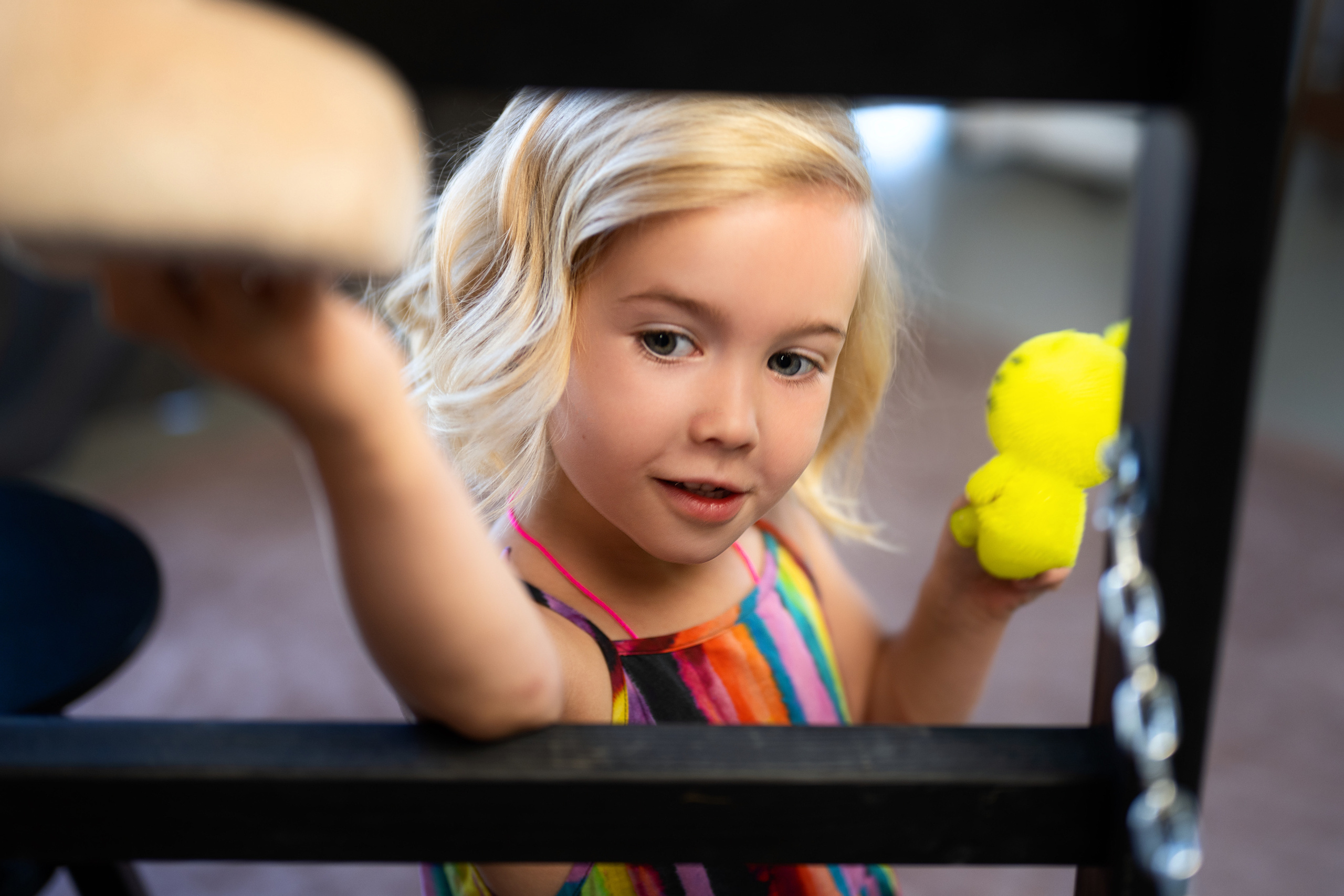 Детская фотосессия девочки с книгой