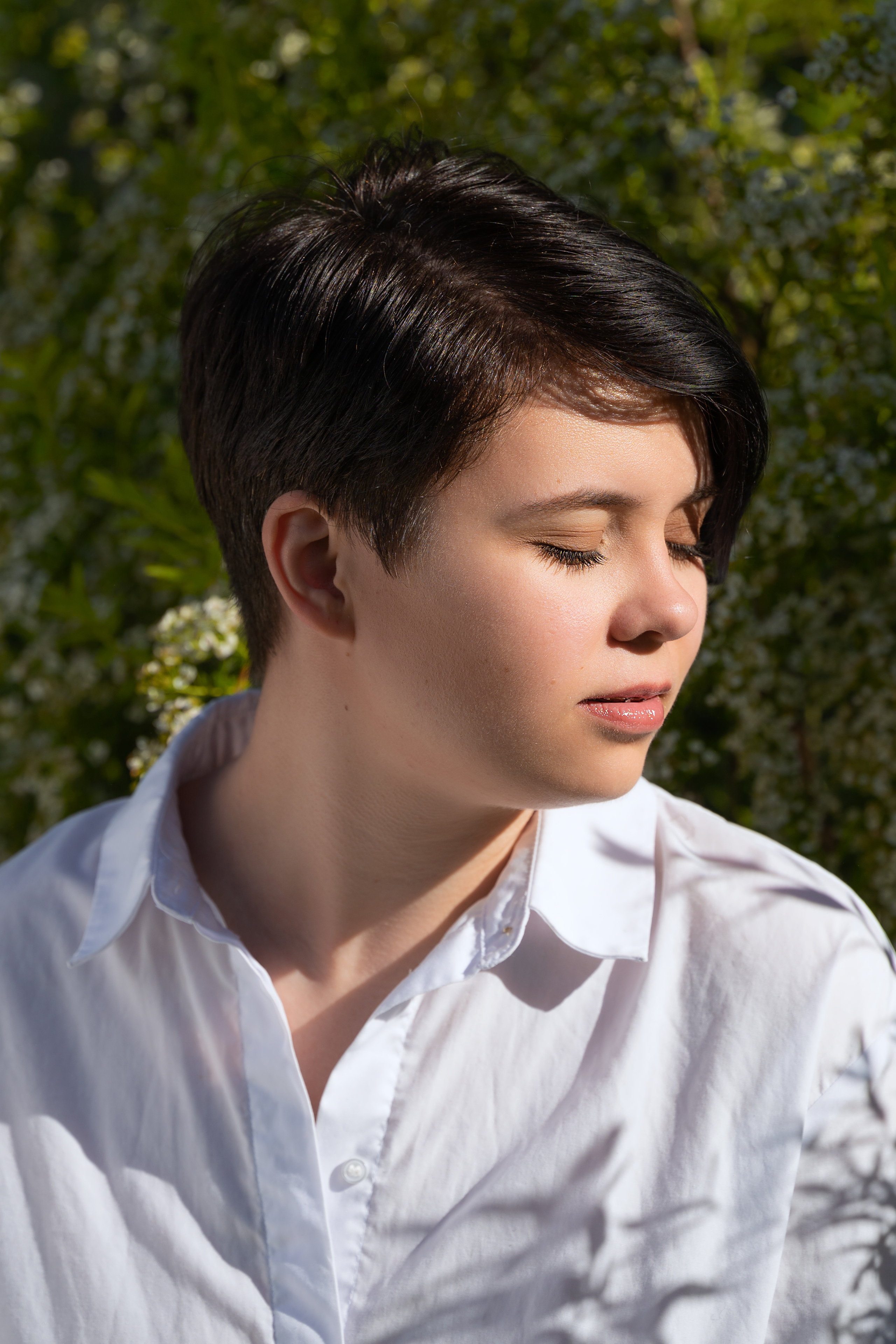 Фотосъёмка девушки на улице среди спирей