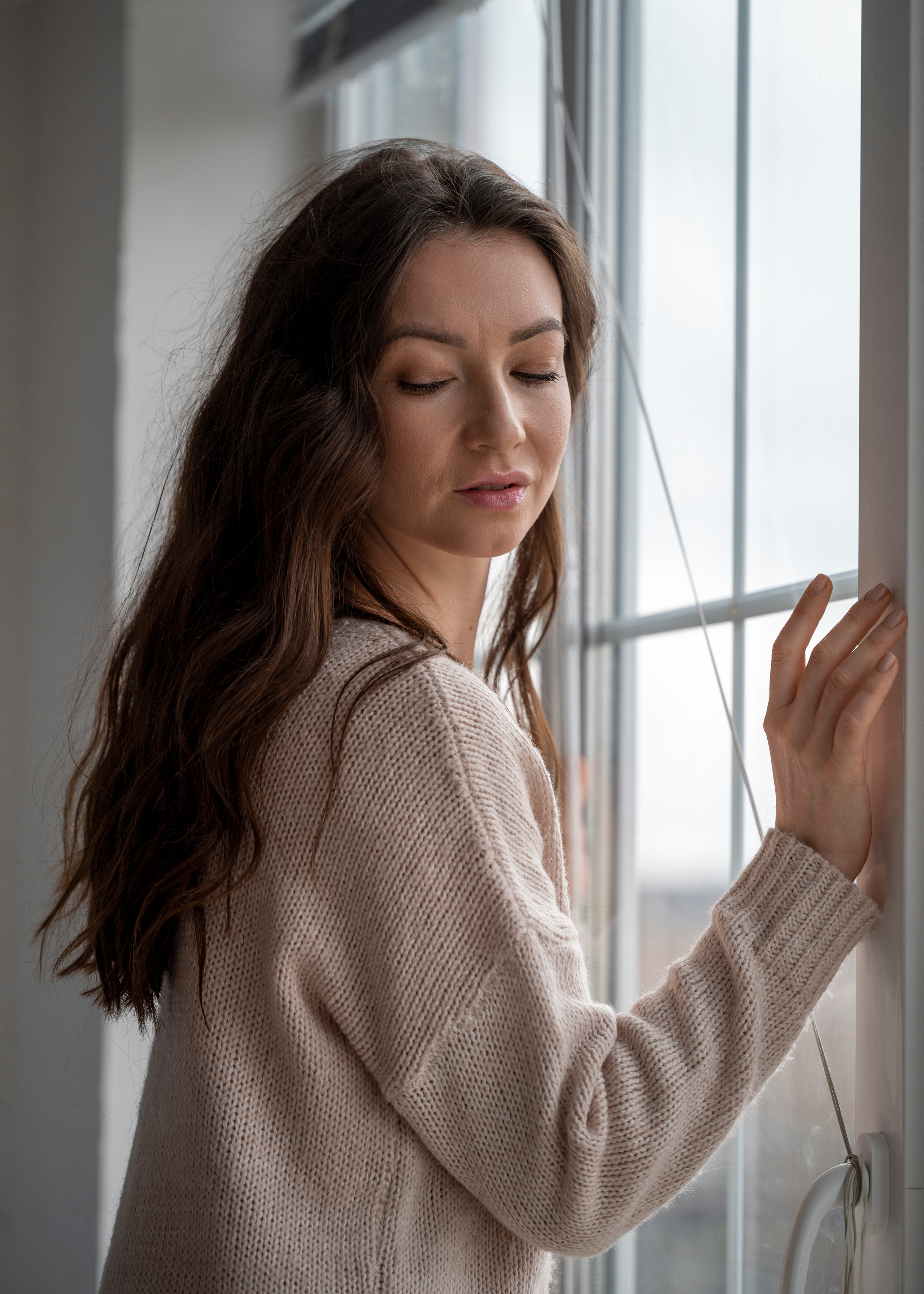 Студийная съёмка девушки  у окна при естественном весеннем свете