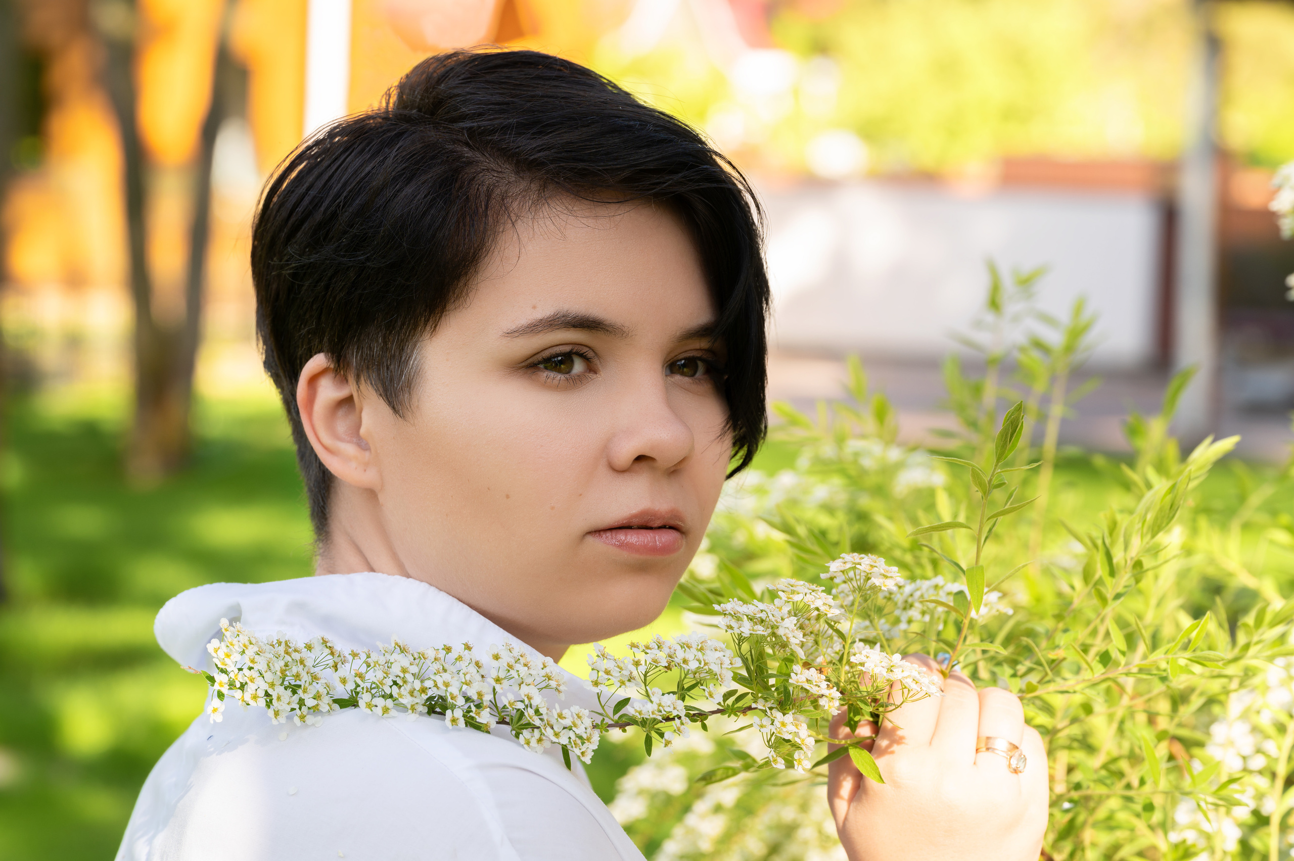 Фотосъёмка девушки на улице среди спирей