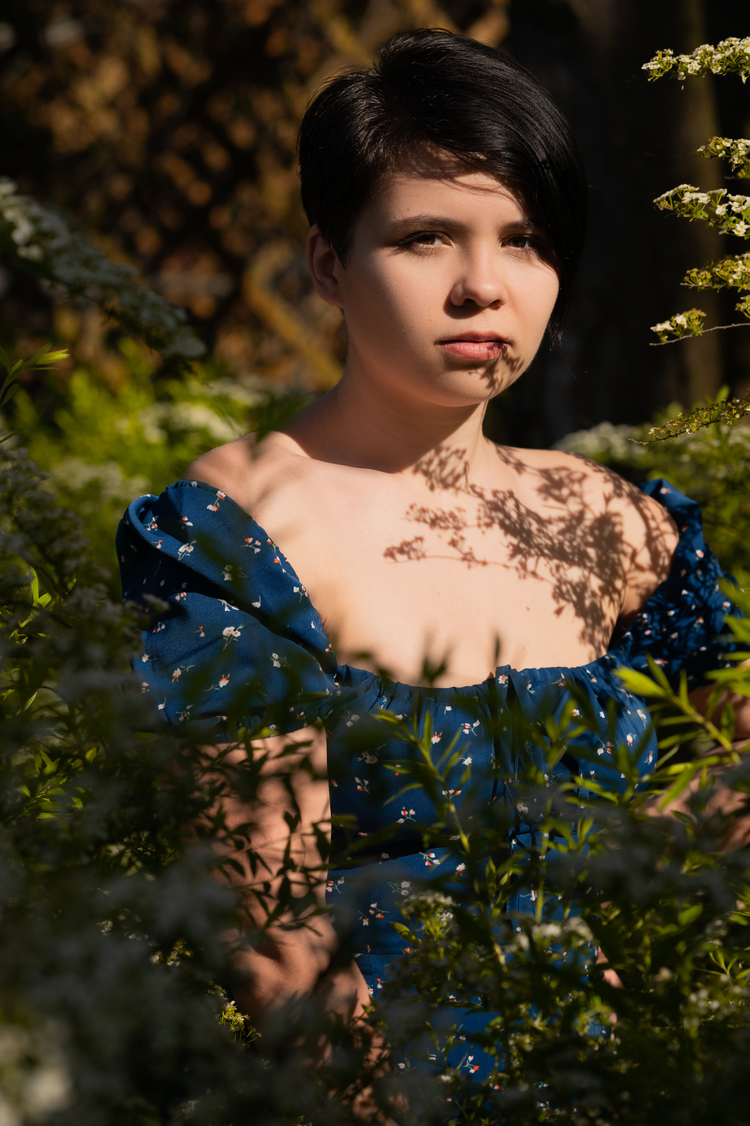 Фотосъёмка девушки на улице среди спирей