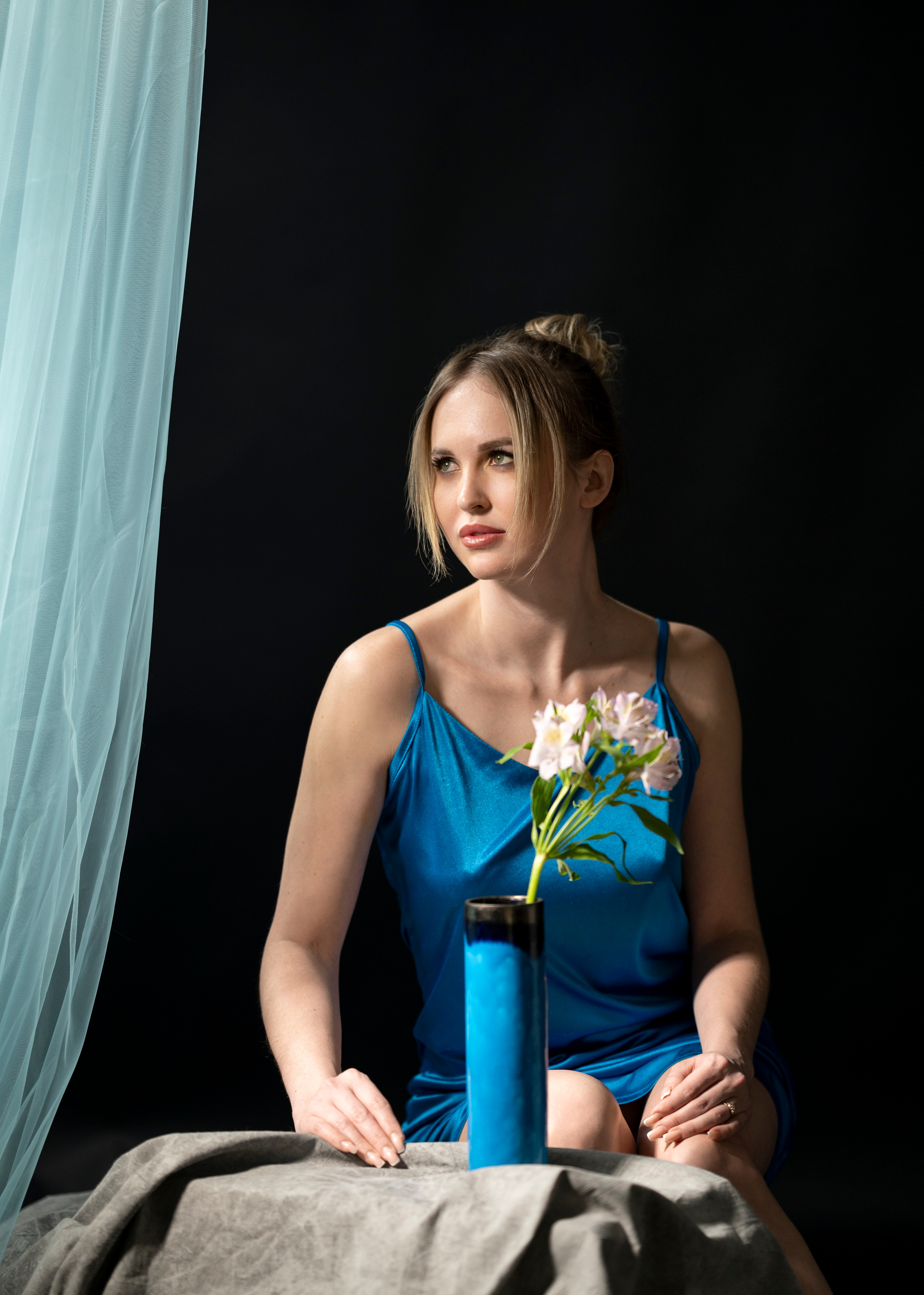 Студийная съёмка страстной девушки с цветком