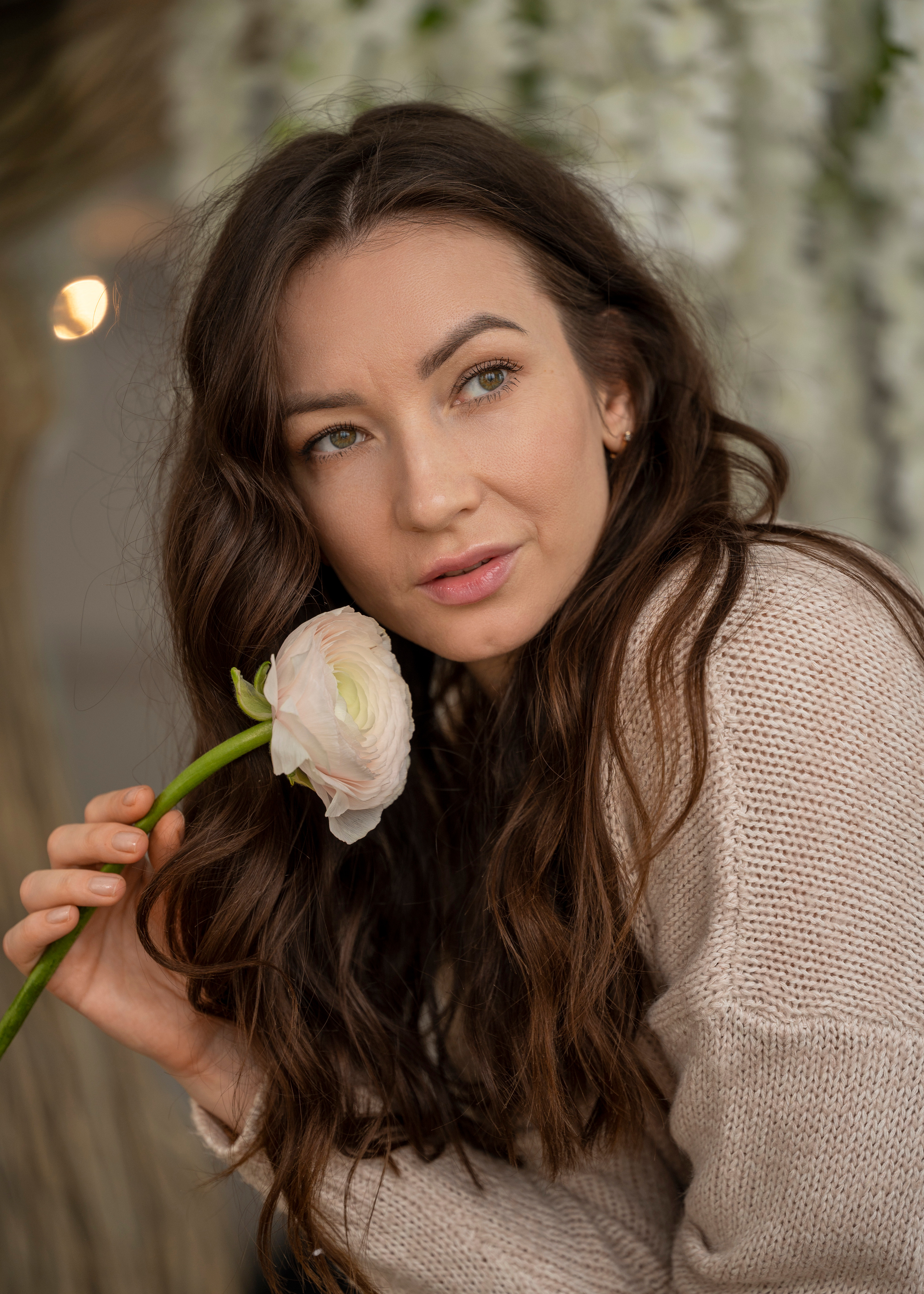 Студийная съёмка девушки с весенним букетом