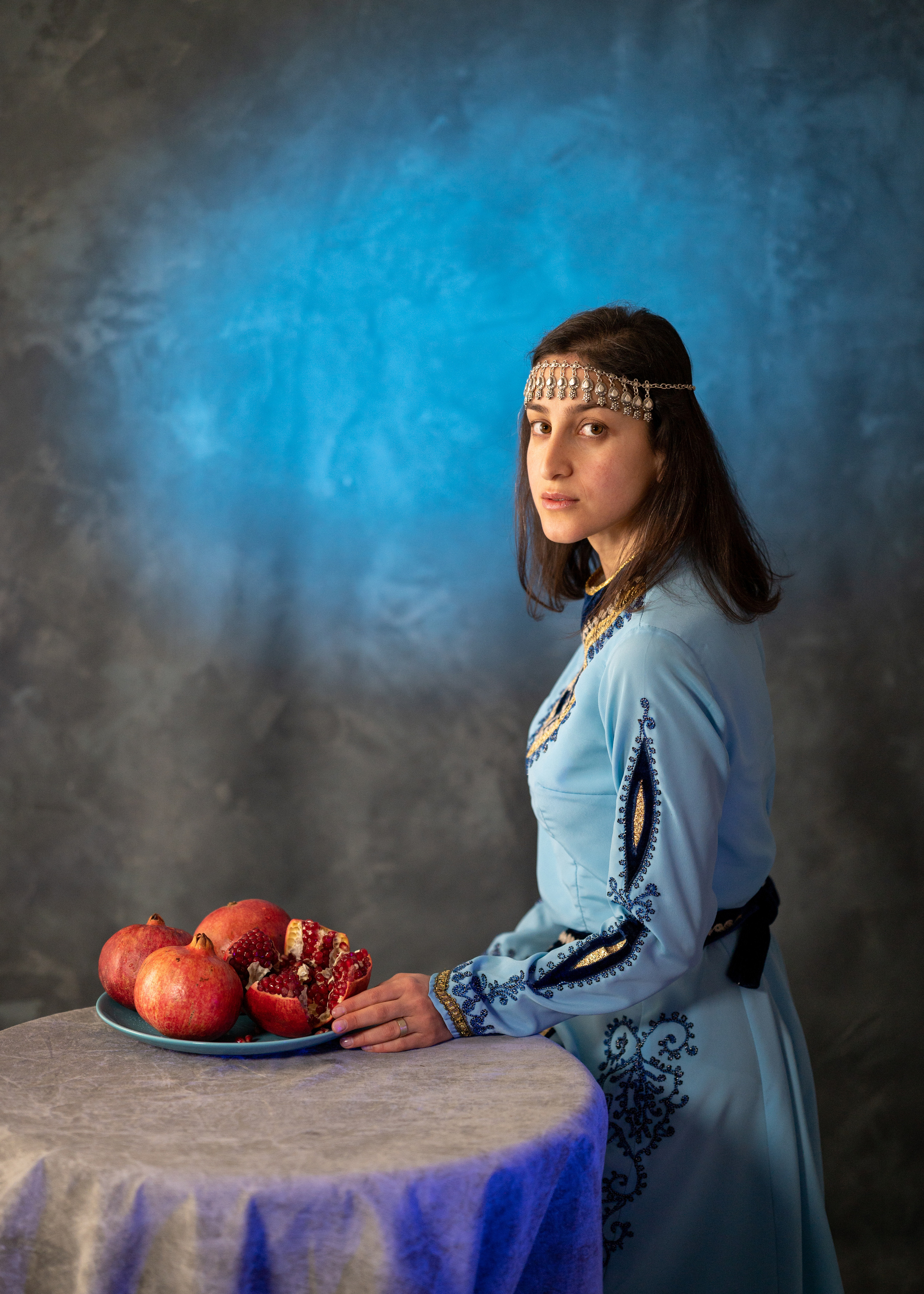 Арт-съёмка девушки армянки с гранатами