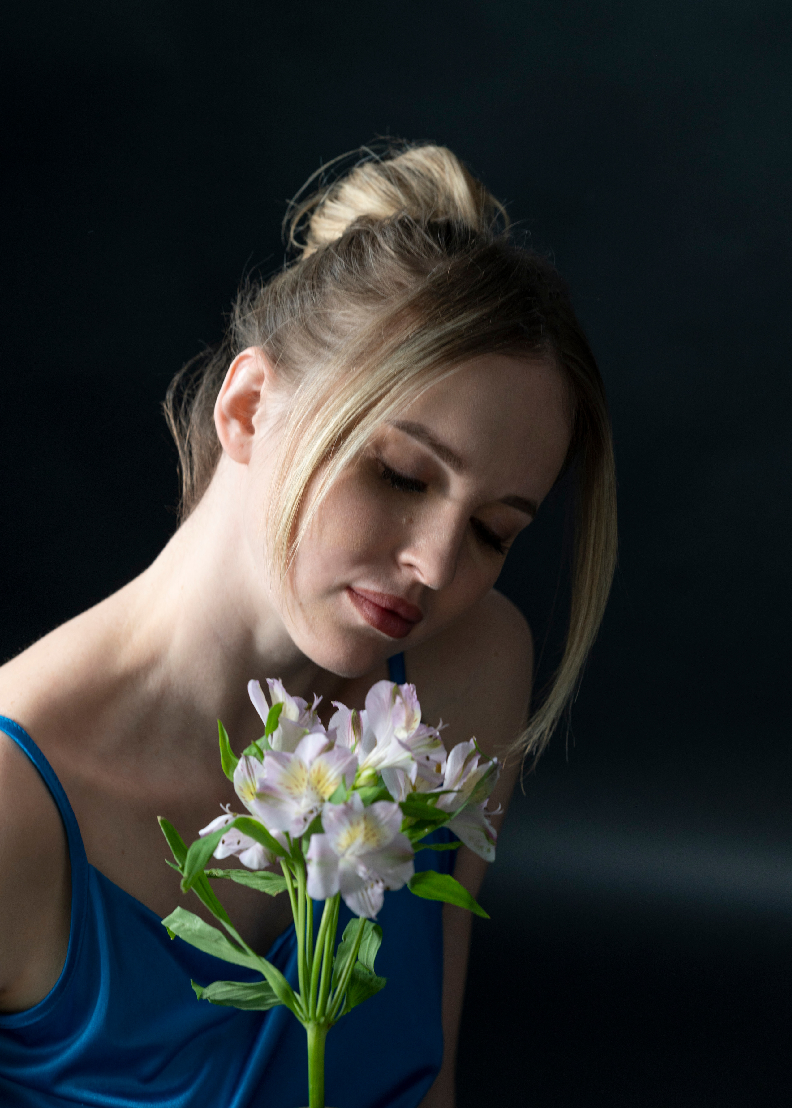 Студийная съёмка страстной девушки с цветком