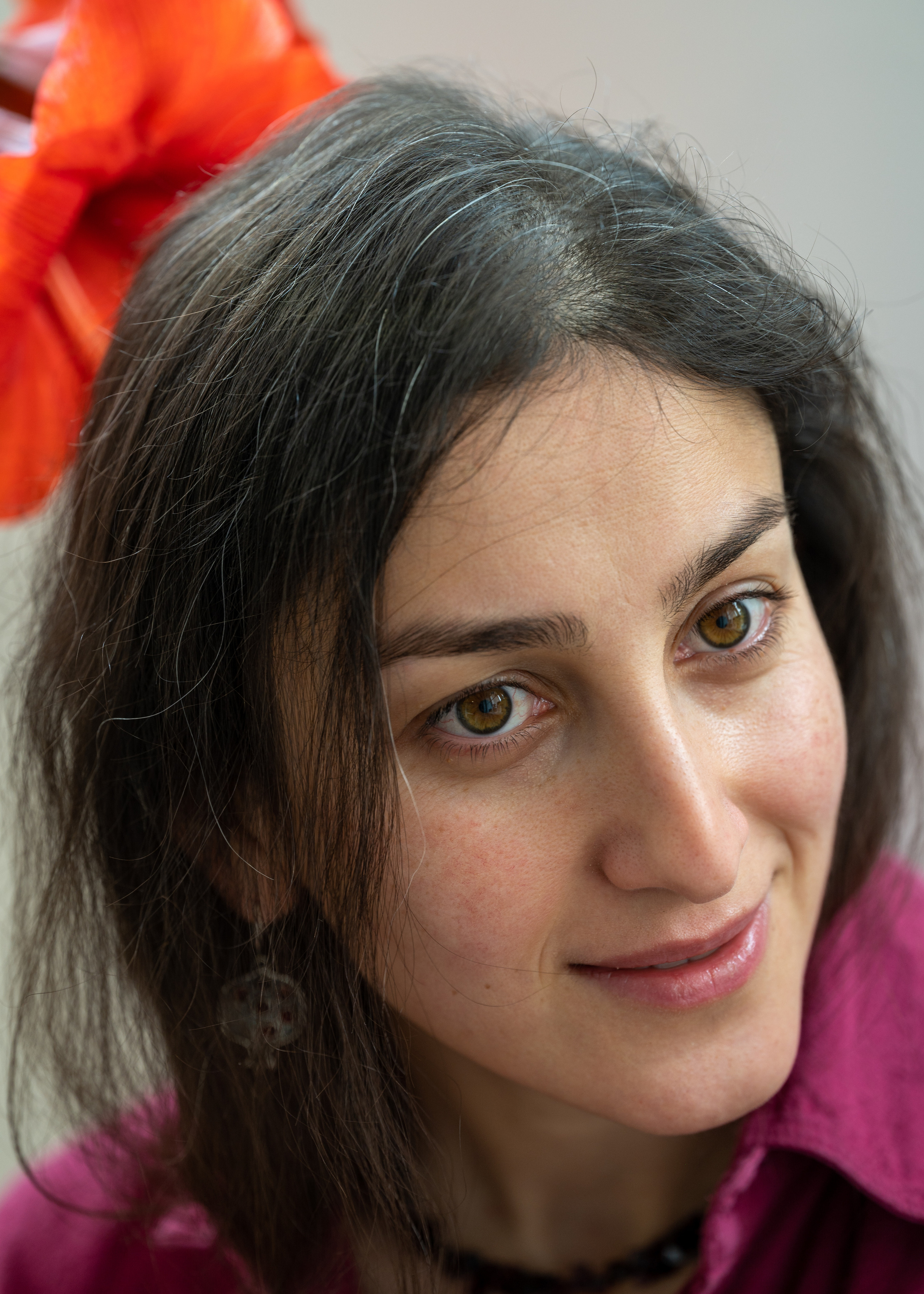 Фотосъёмка девушки с красным цветком