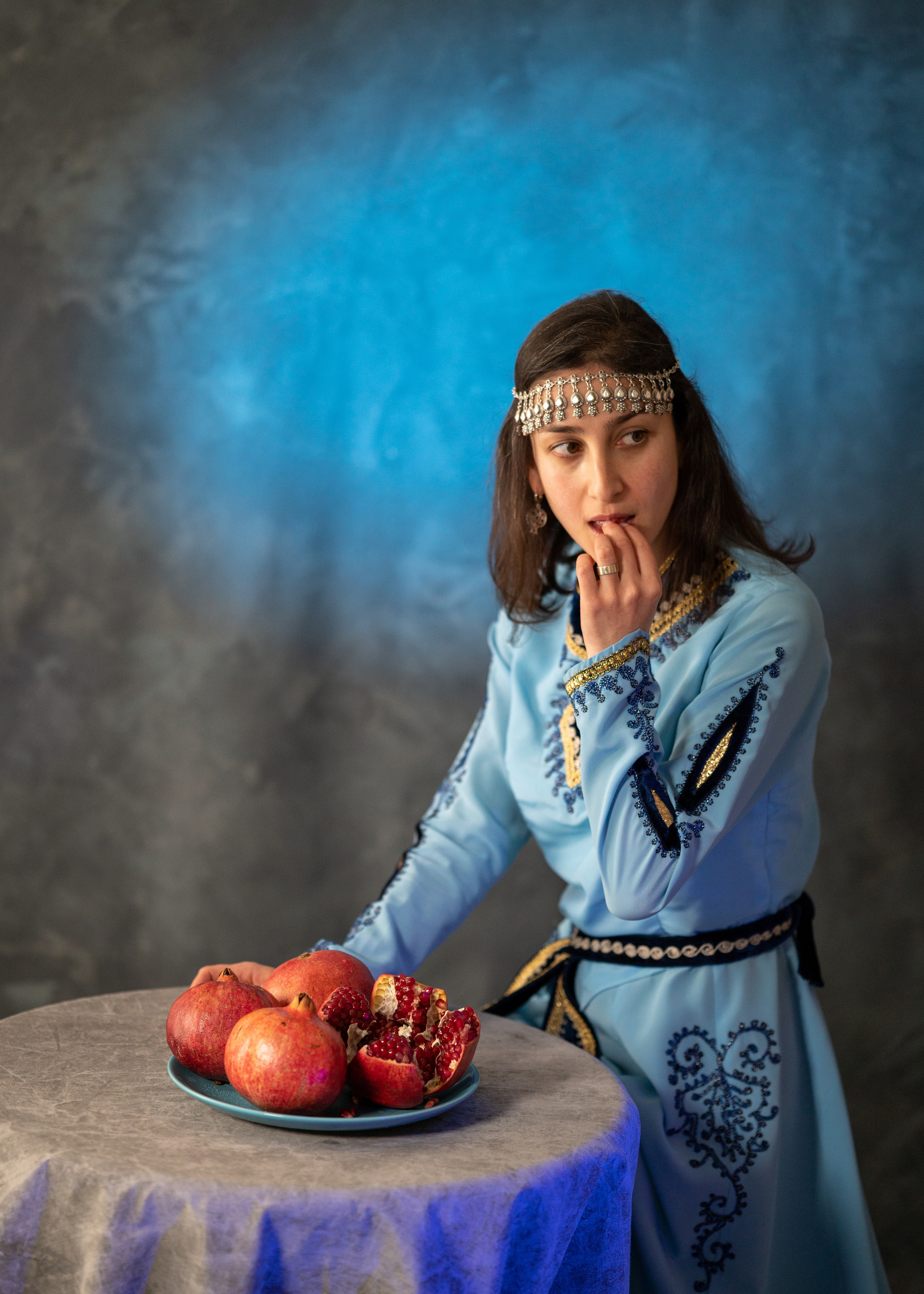 Арт-съёмка девушки армянки с гранатами