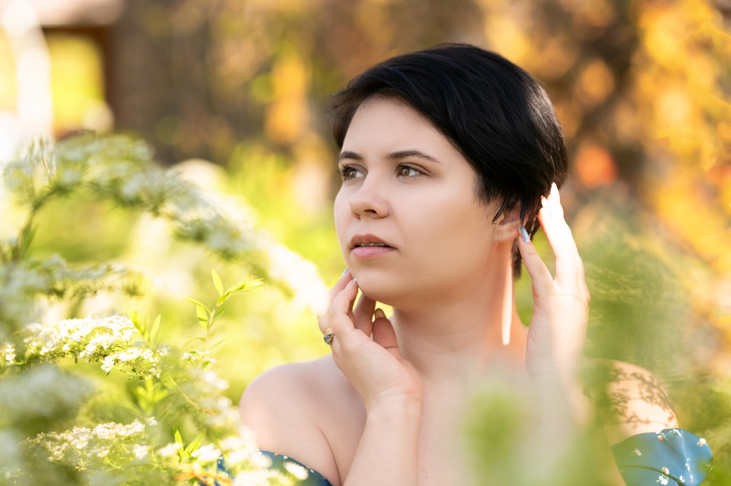 Фотосъёмка девушки на улице среди спирей