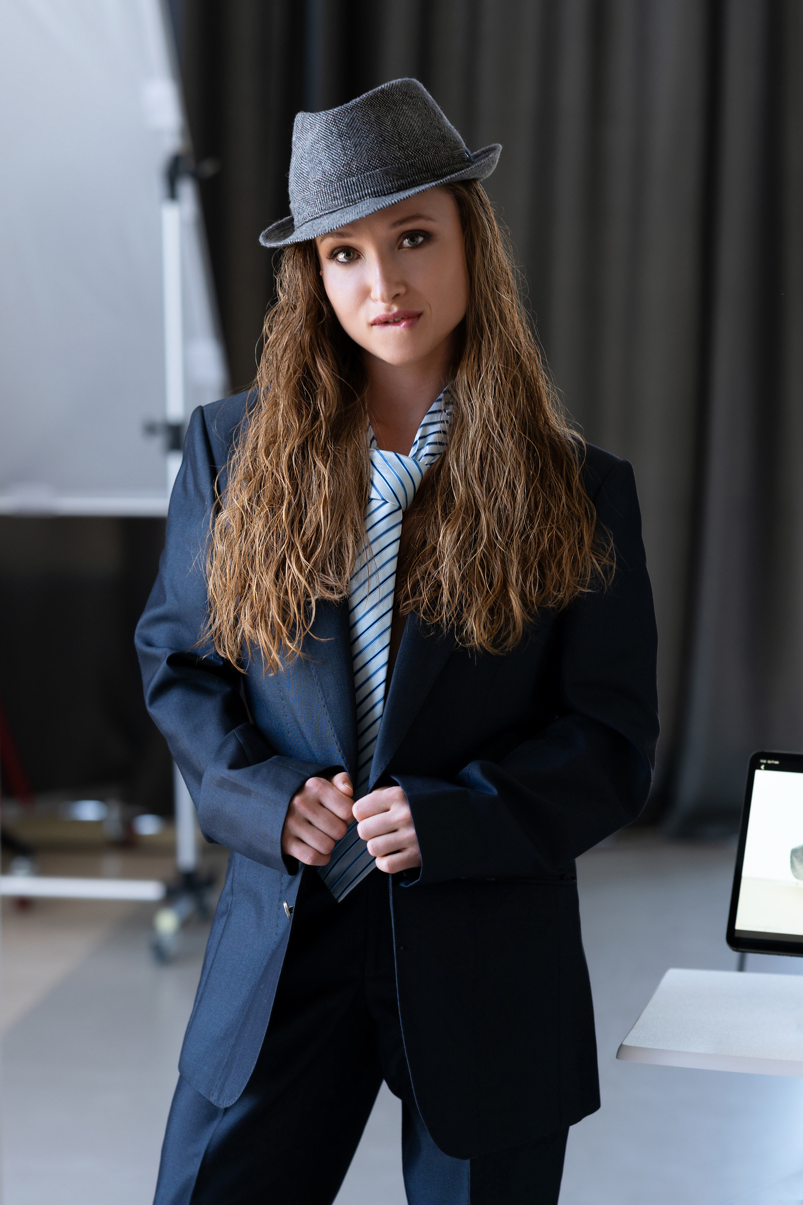 Студийная фотосъёмка девушки в мужском стиле