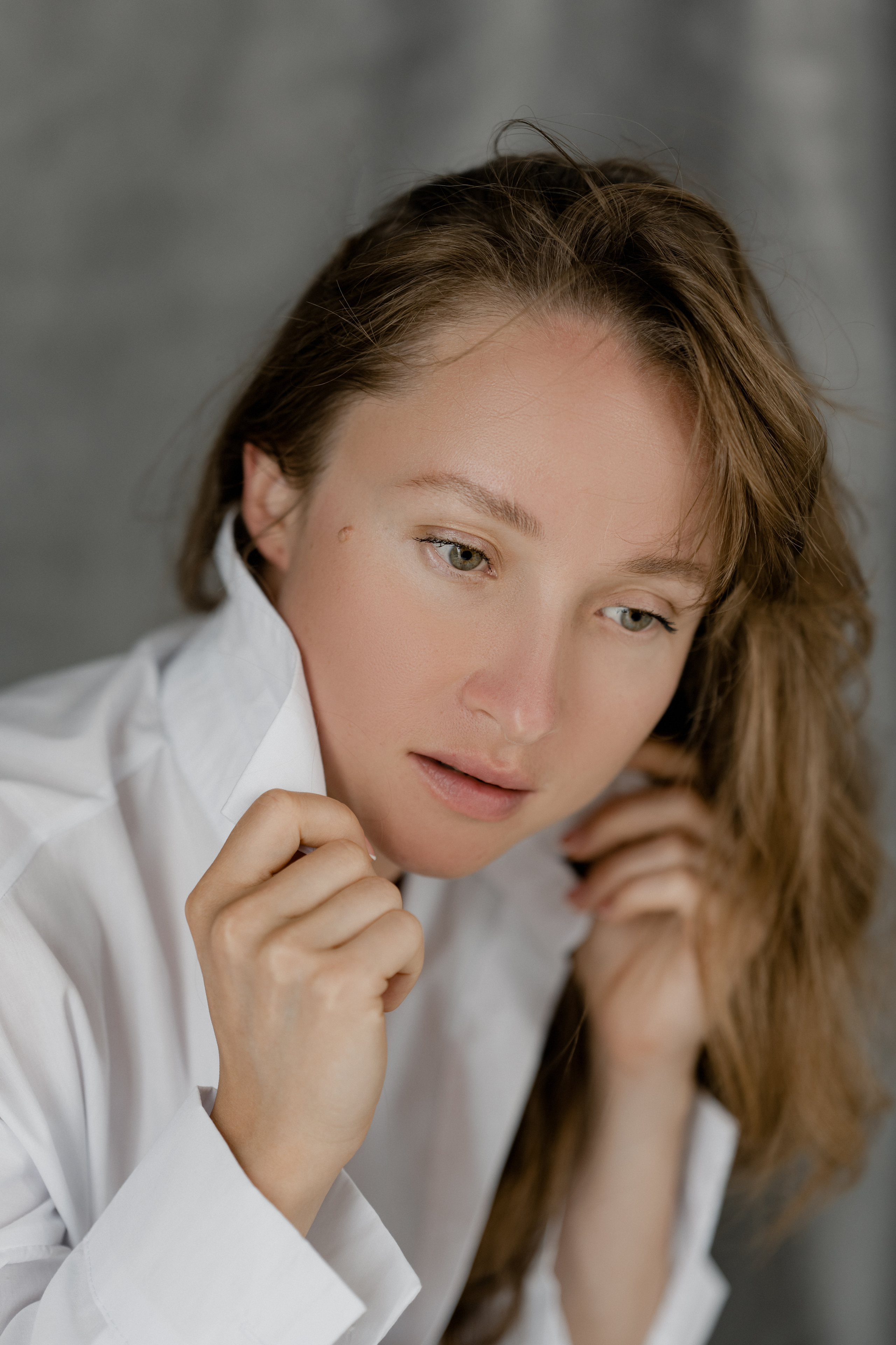 Студийная съёмка девушки в белой рубашке
