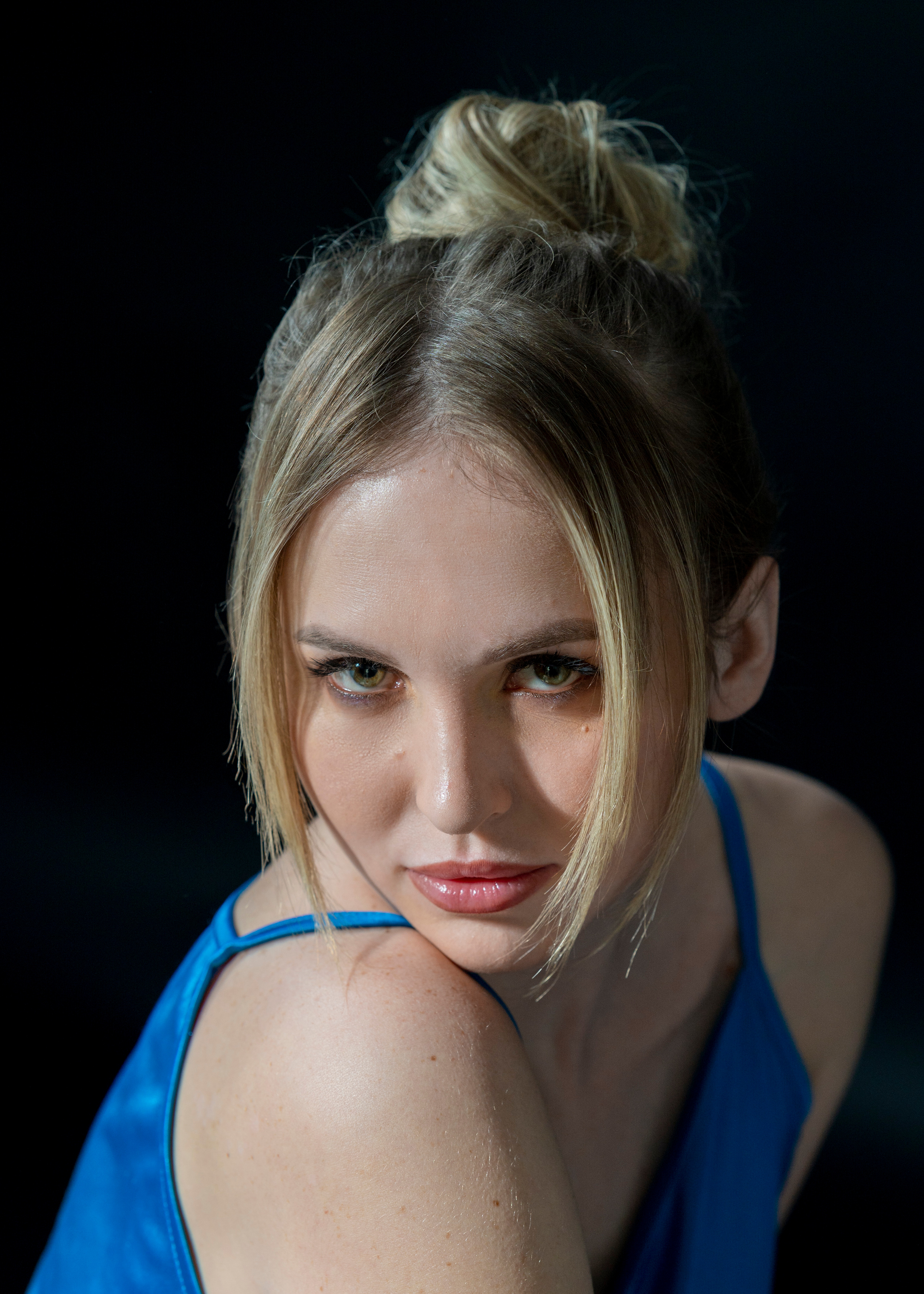 Студийная съёмка страстной девушки с цветком