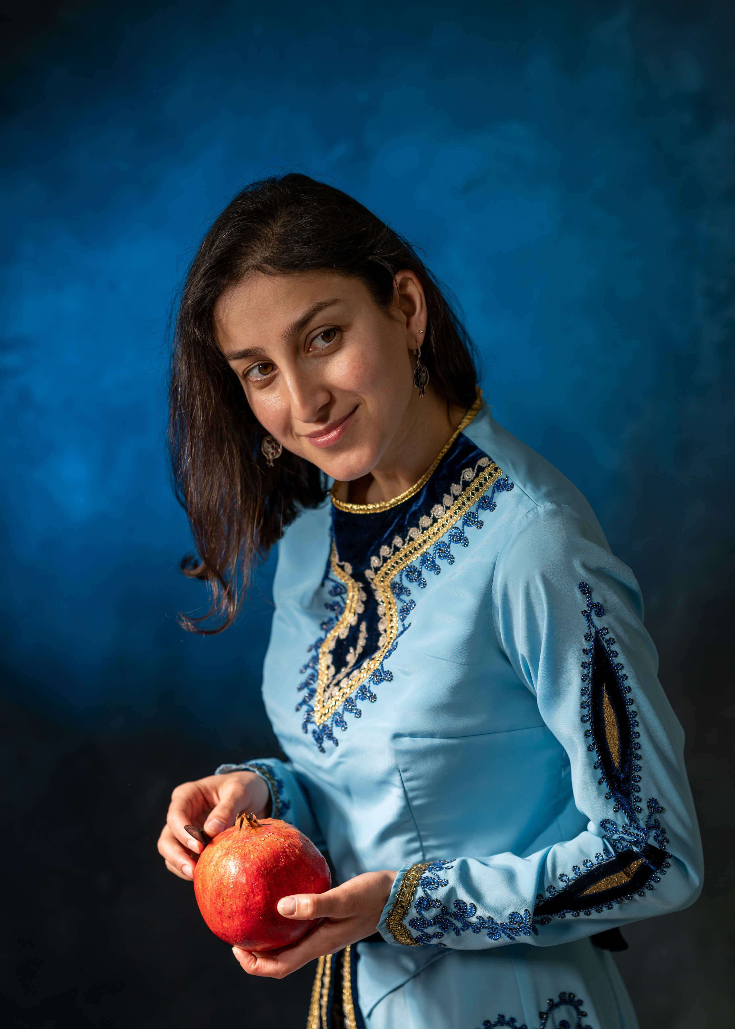 Арт-съёмка девушки армянки с гранатами