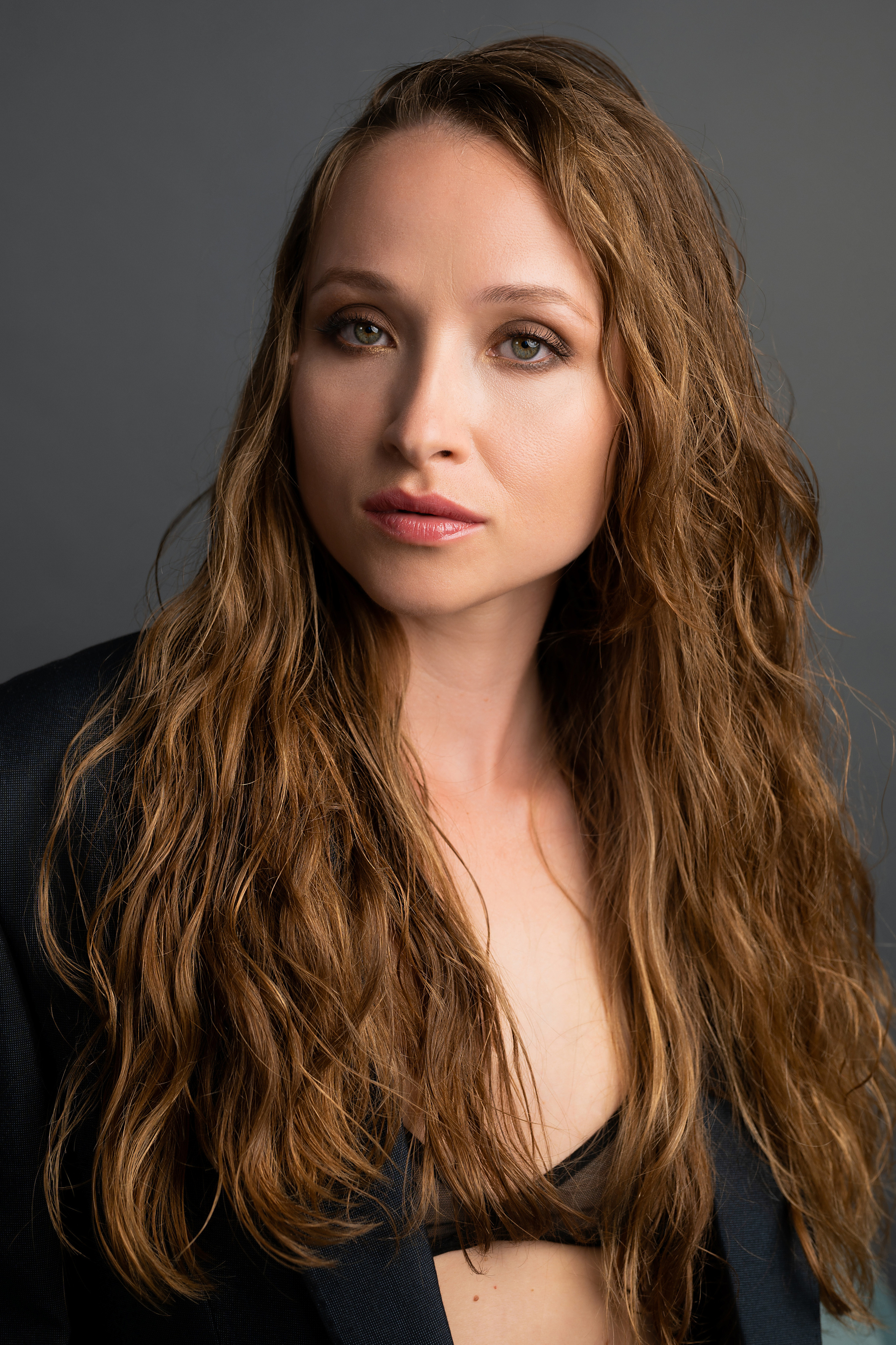 Студийная фотосъёмка девушки в мужском стиле