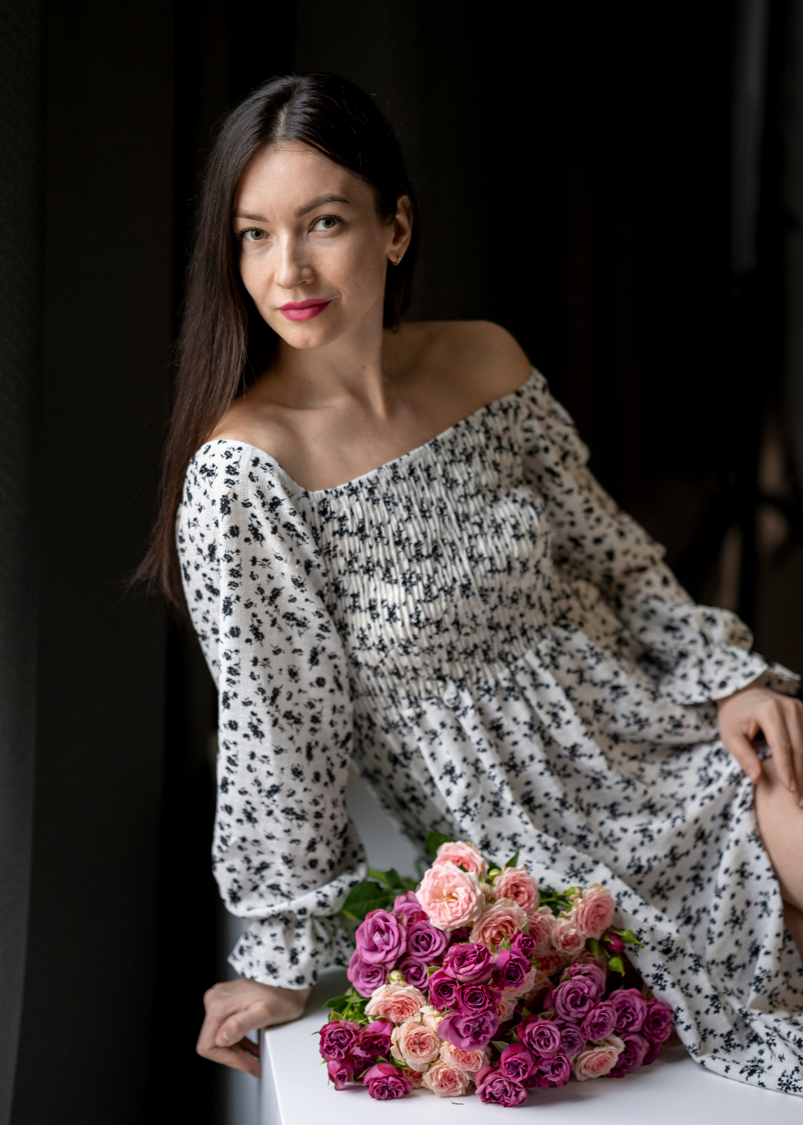 Съёмка девушки с праздничным букетом