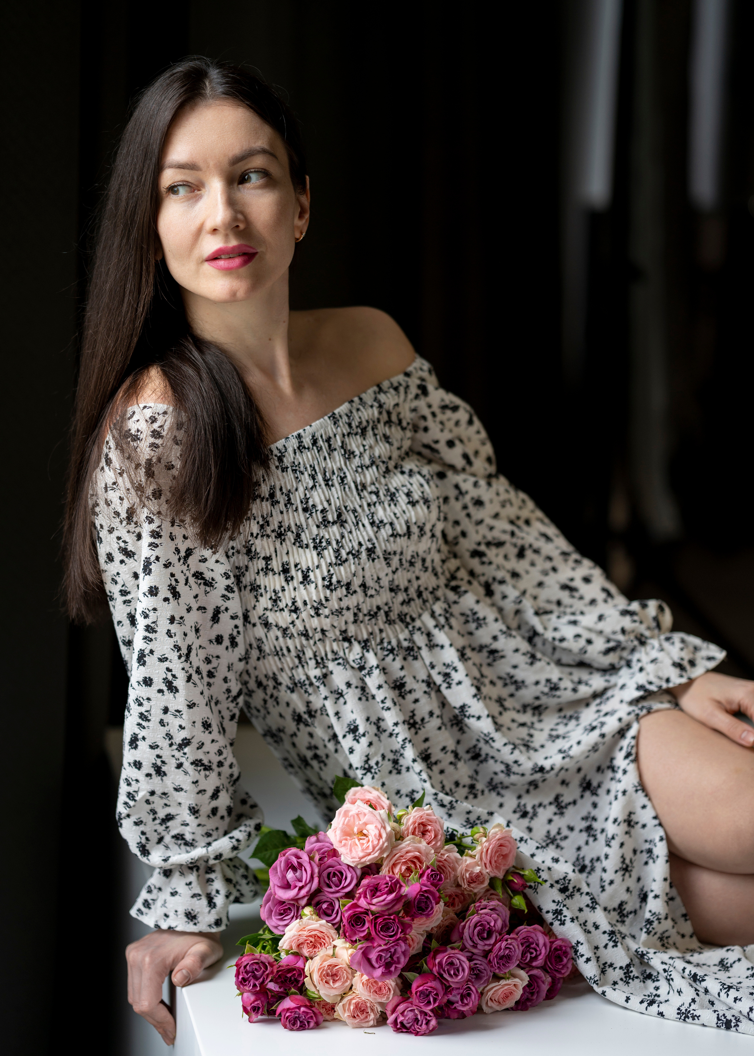 Съёмка девушки с праздничным букетом