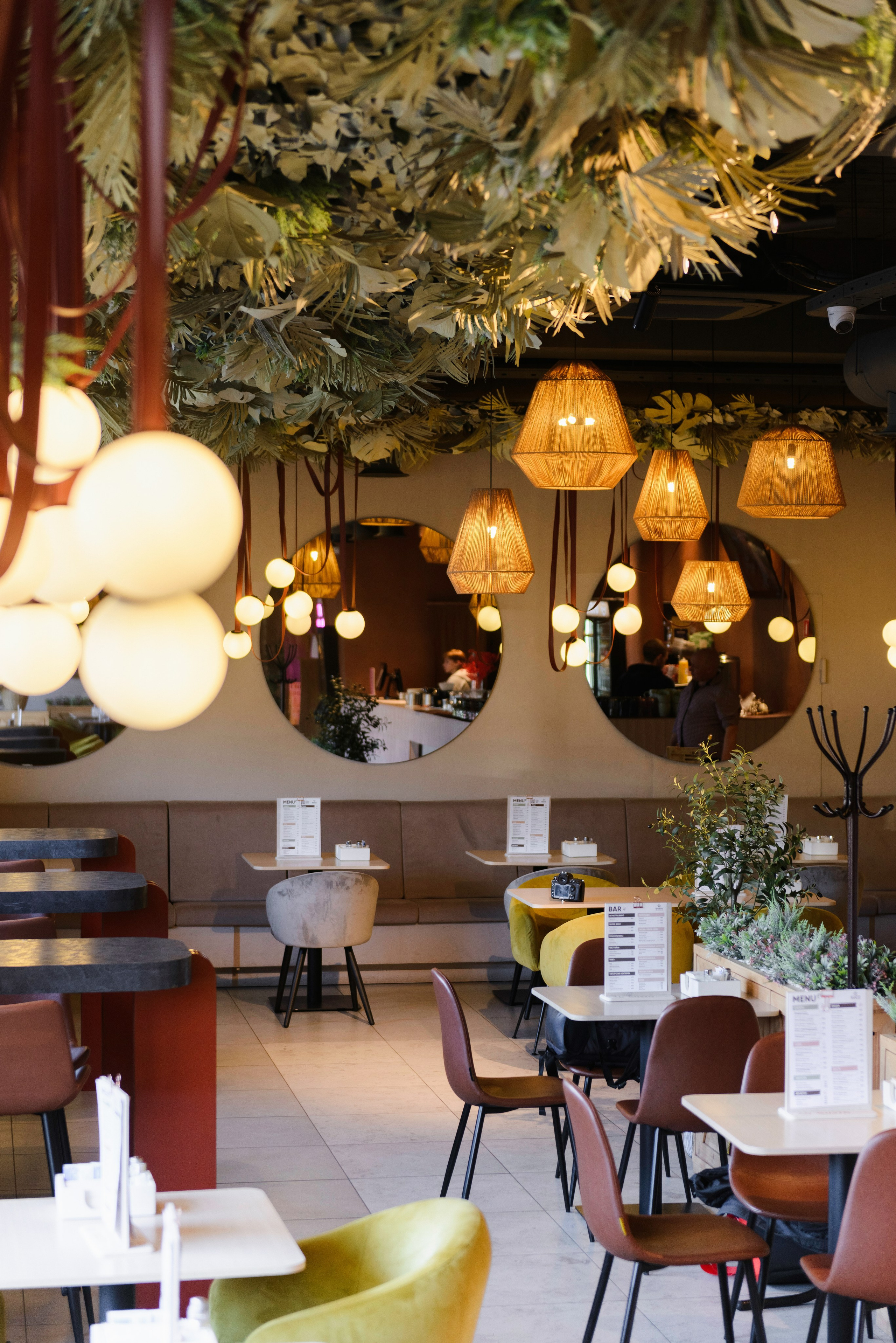 В данной фотосессии использовал реквизит, который был в ресторане. Идея и концепция съемки — мои. Как говорится, заказчик остался доволен.