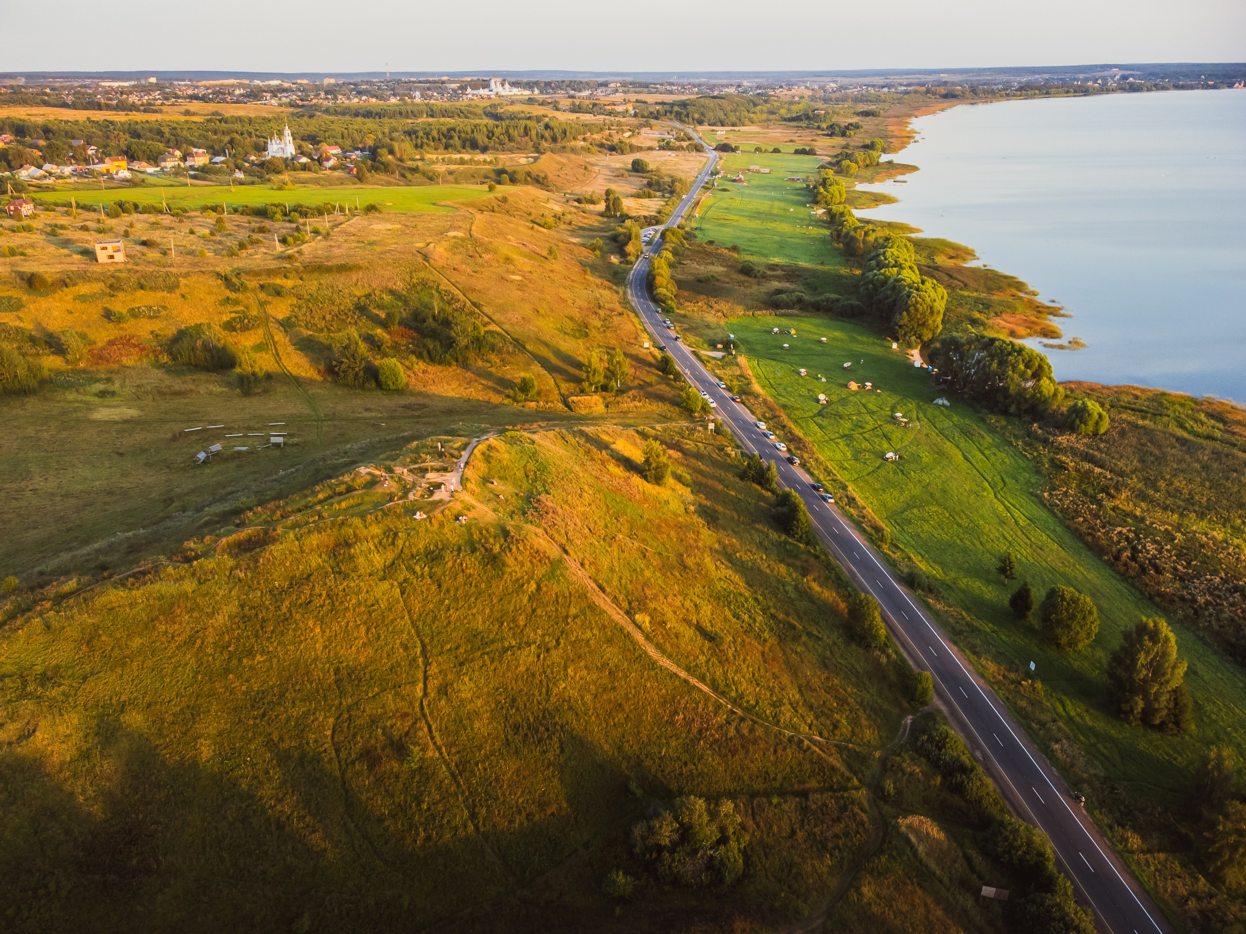 Переславль - Залесский, Загородный клуб "ОЗЕРО", Плещеево озеро, вода, трава, крестова гора, вечер, лето, закат, дорога