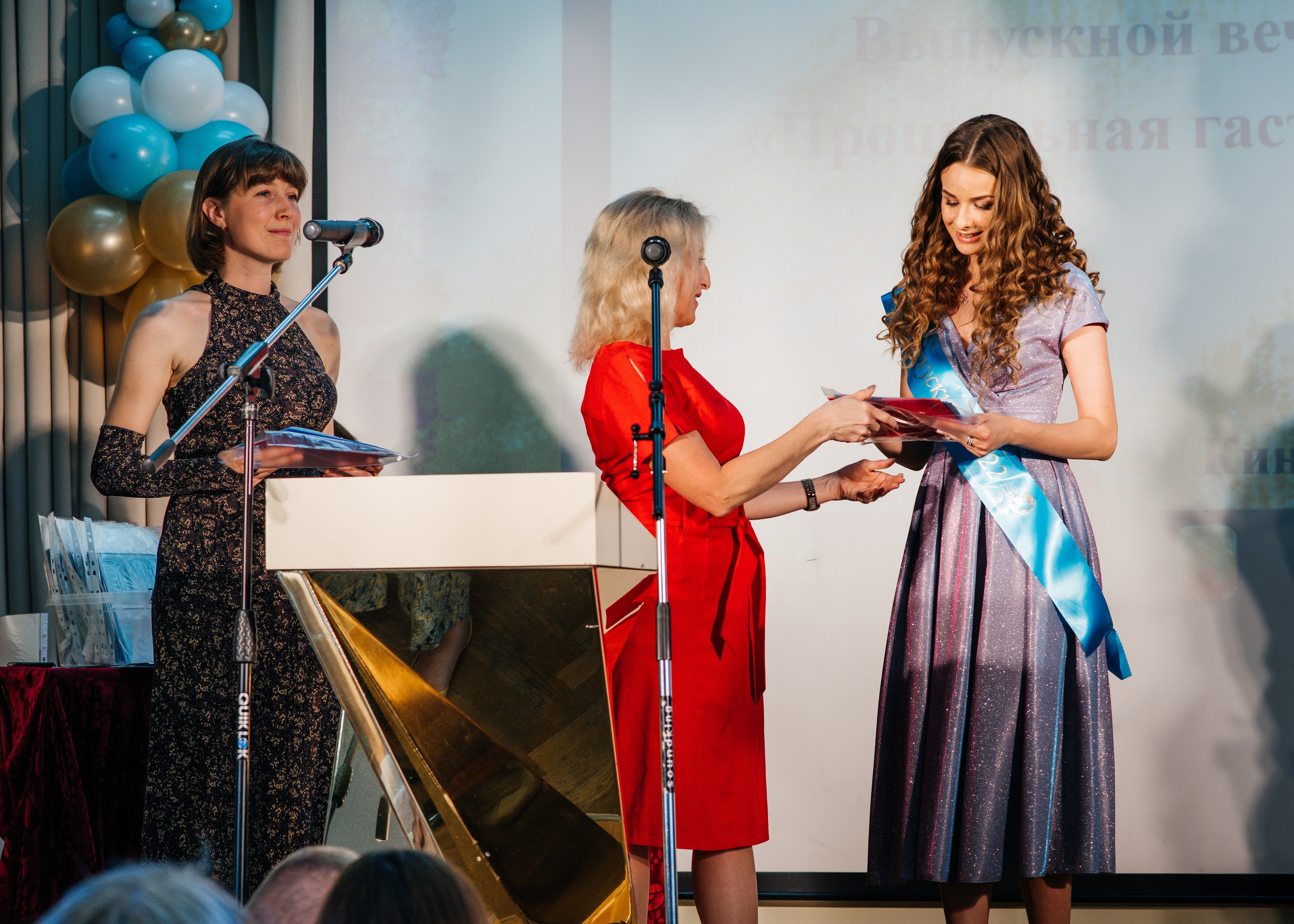 Вручение аттестатов. Выпускные альбомы в Подольске Москве и МО