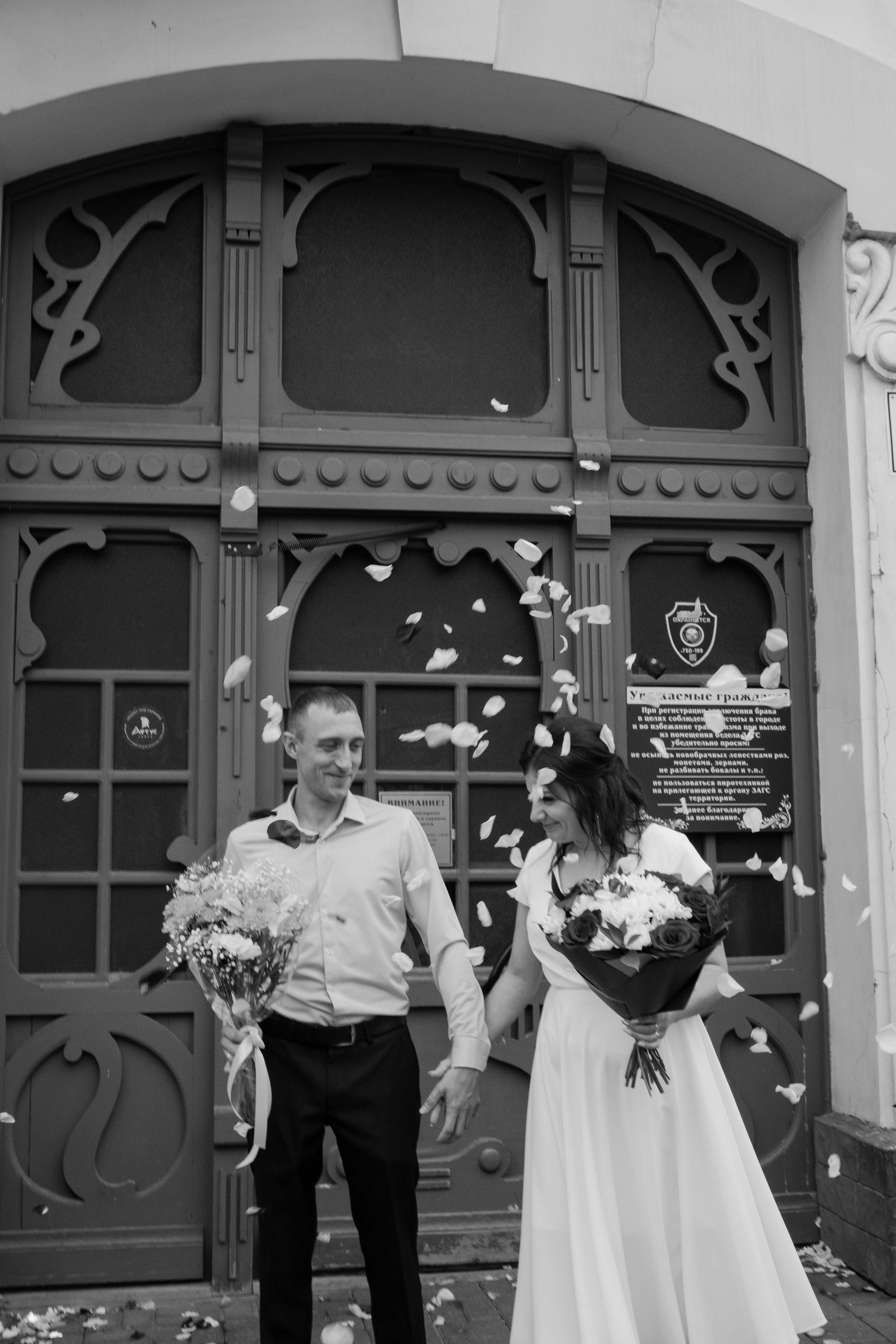 Свадебная фотосессия возле ЗАГСа Дворца Бракосочетаний города Томск