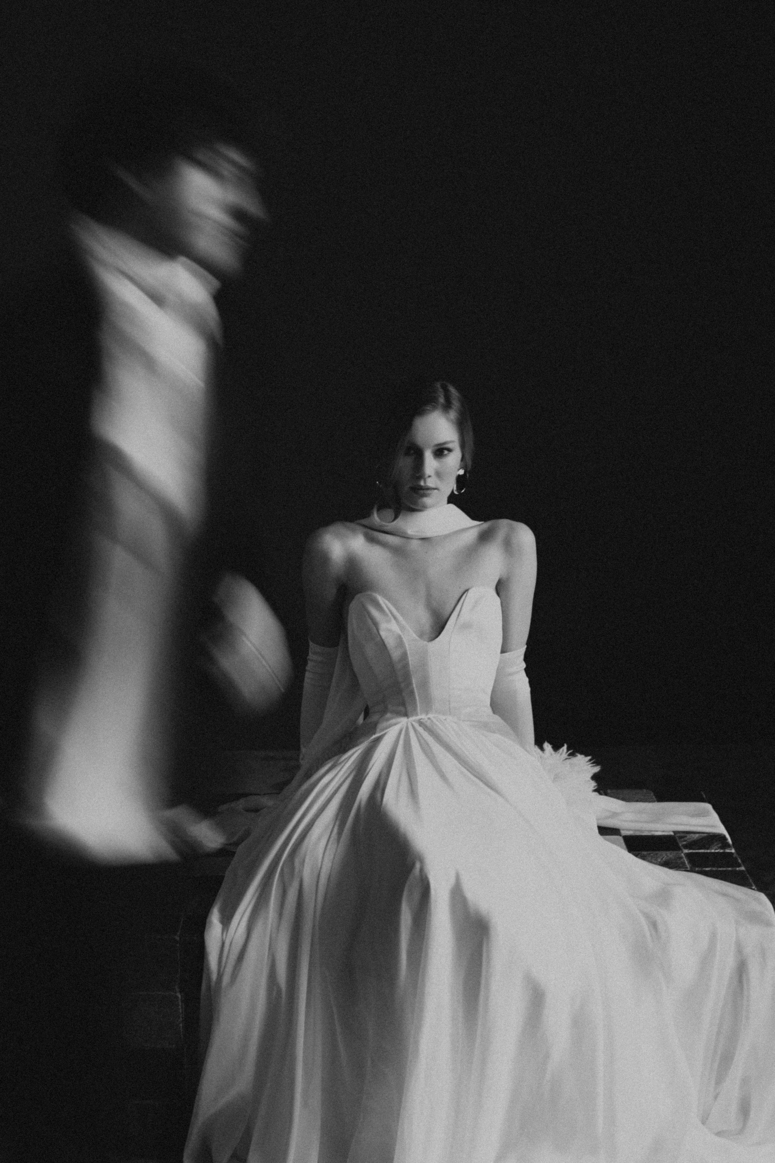 Свадебный фотограф Анапа — минималистичная студийная съемка жениха и невесты.