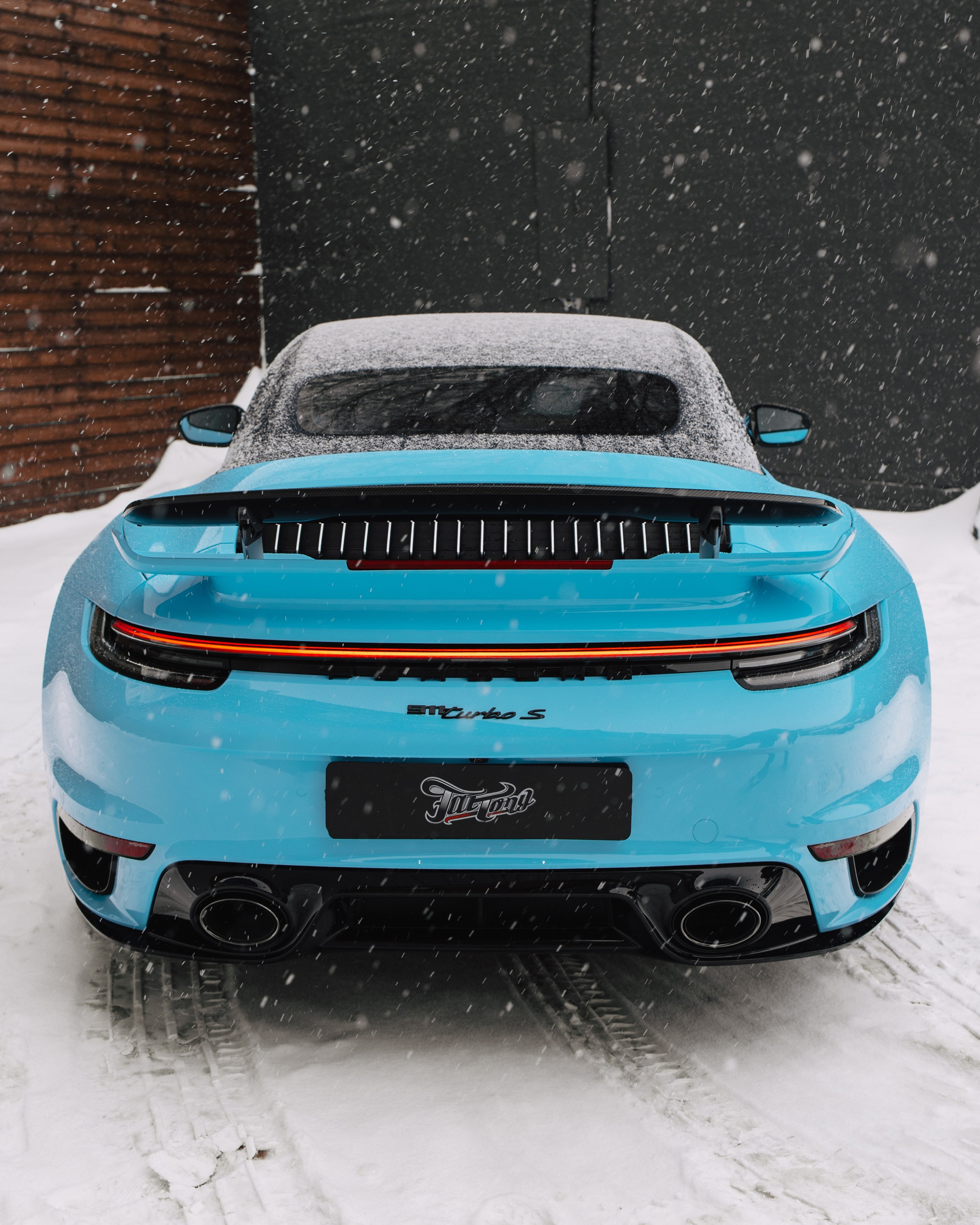 Porsche 911 оклейка в голубой полиуритан с проемами. DeLorein