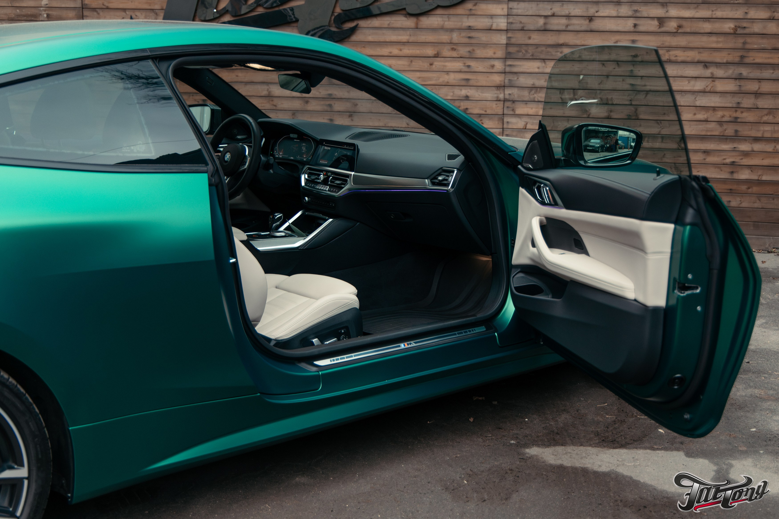 BMW 440i оклейка в цветной полиуретан Wematec matt green chrome с проемами. DeLorein