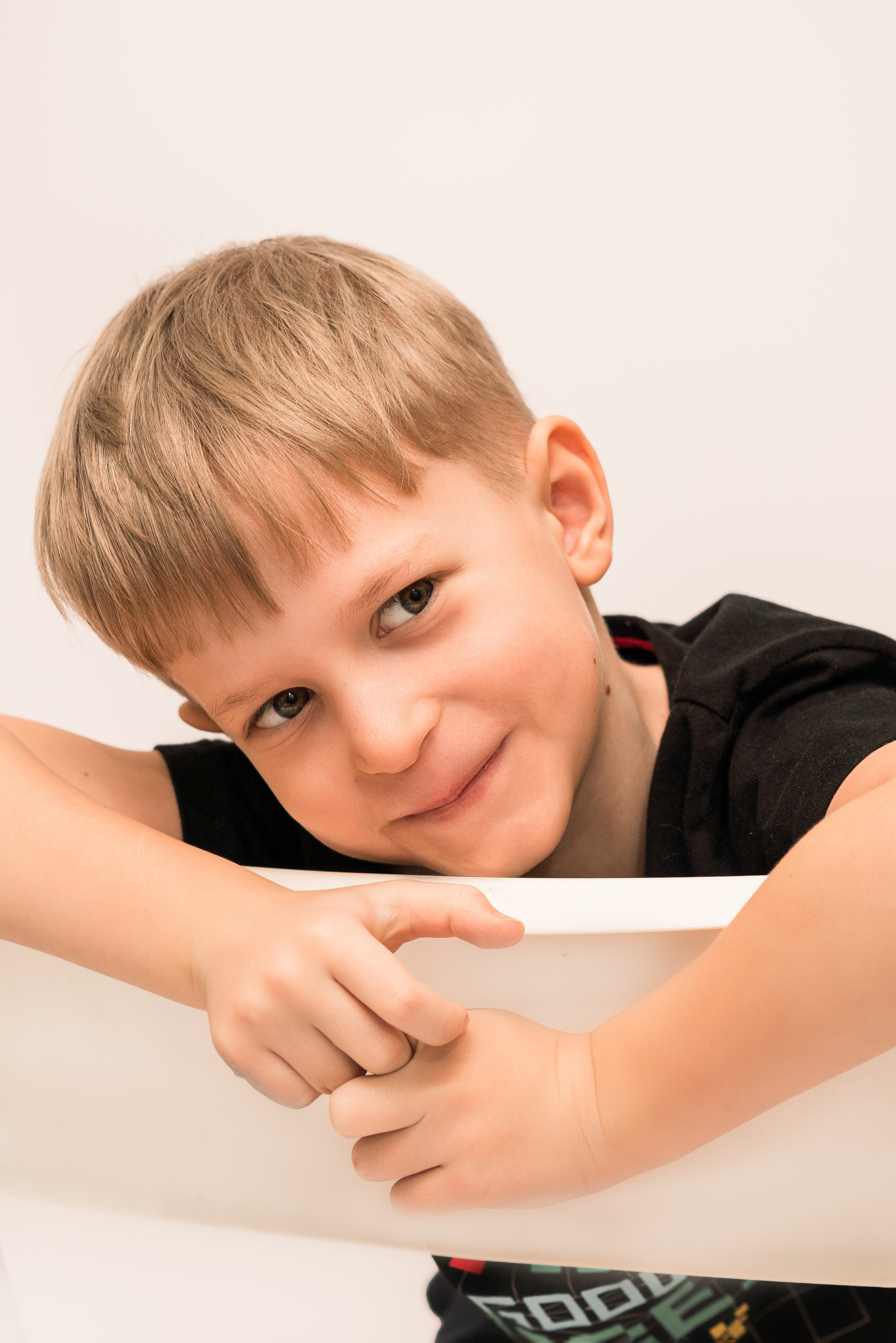 Детский сад, портреты белый фон. Фотограф Шунова Саша