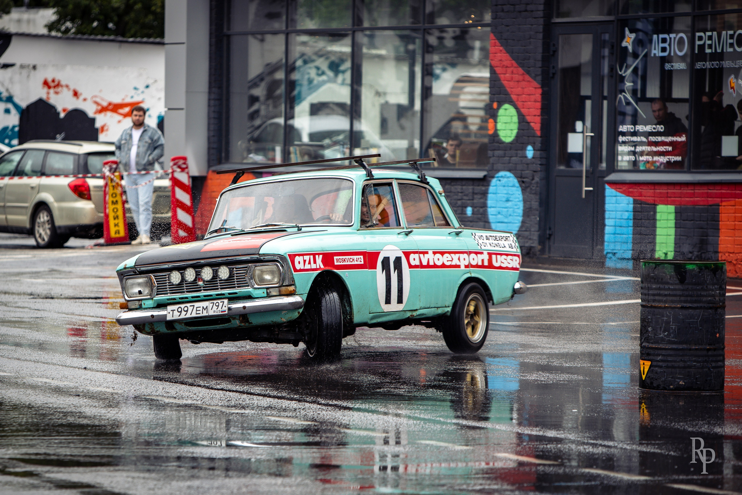 SHOWDOWN. Rusty Photographer