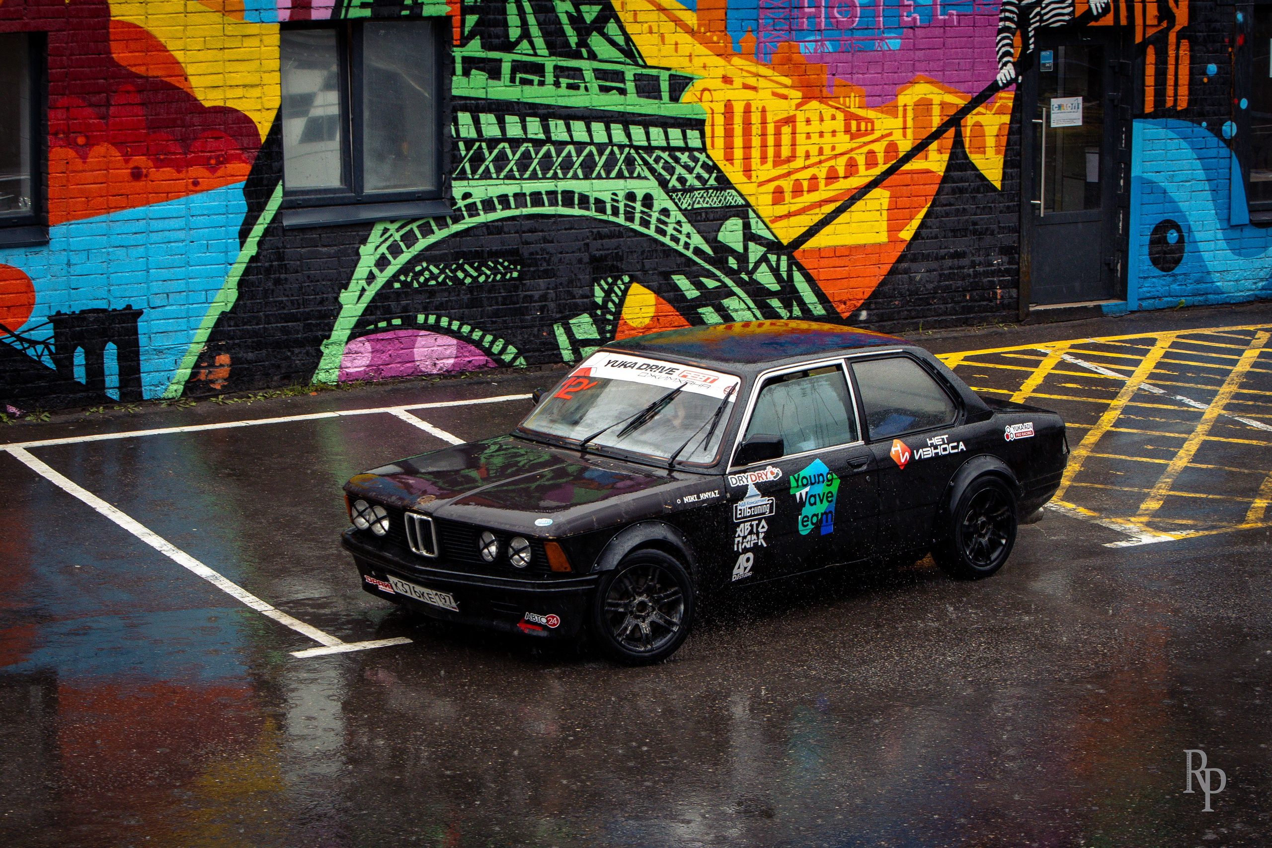 SHOWDOWN. Rusty Photographer