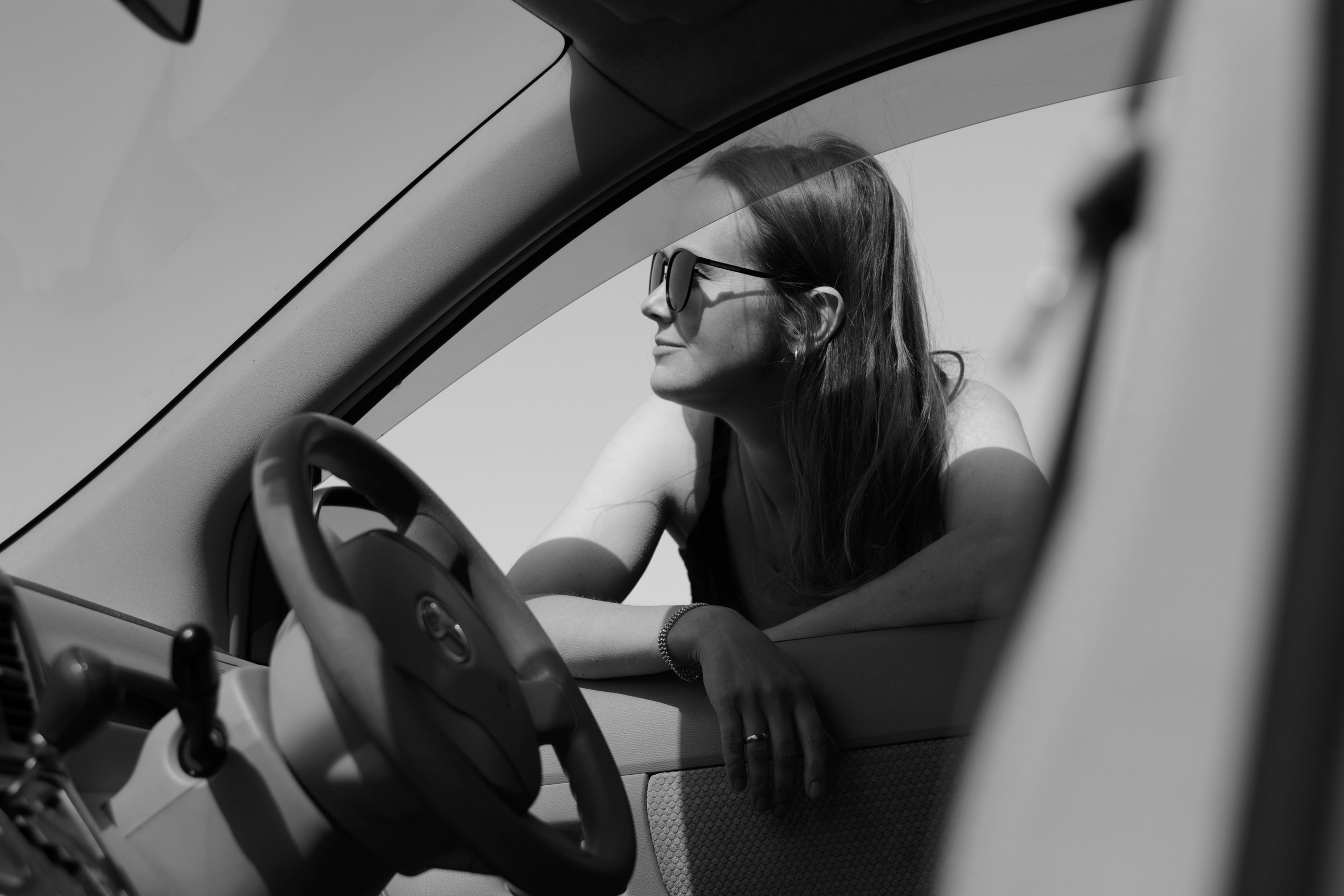 Ольга. Женский портрет в поле с машиной. Портретный фотограф в Санкт-Петербурге Наталья Родионова