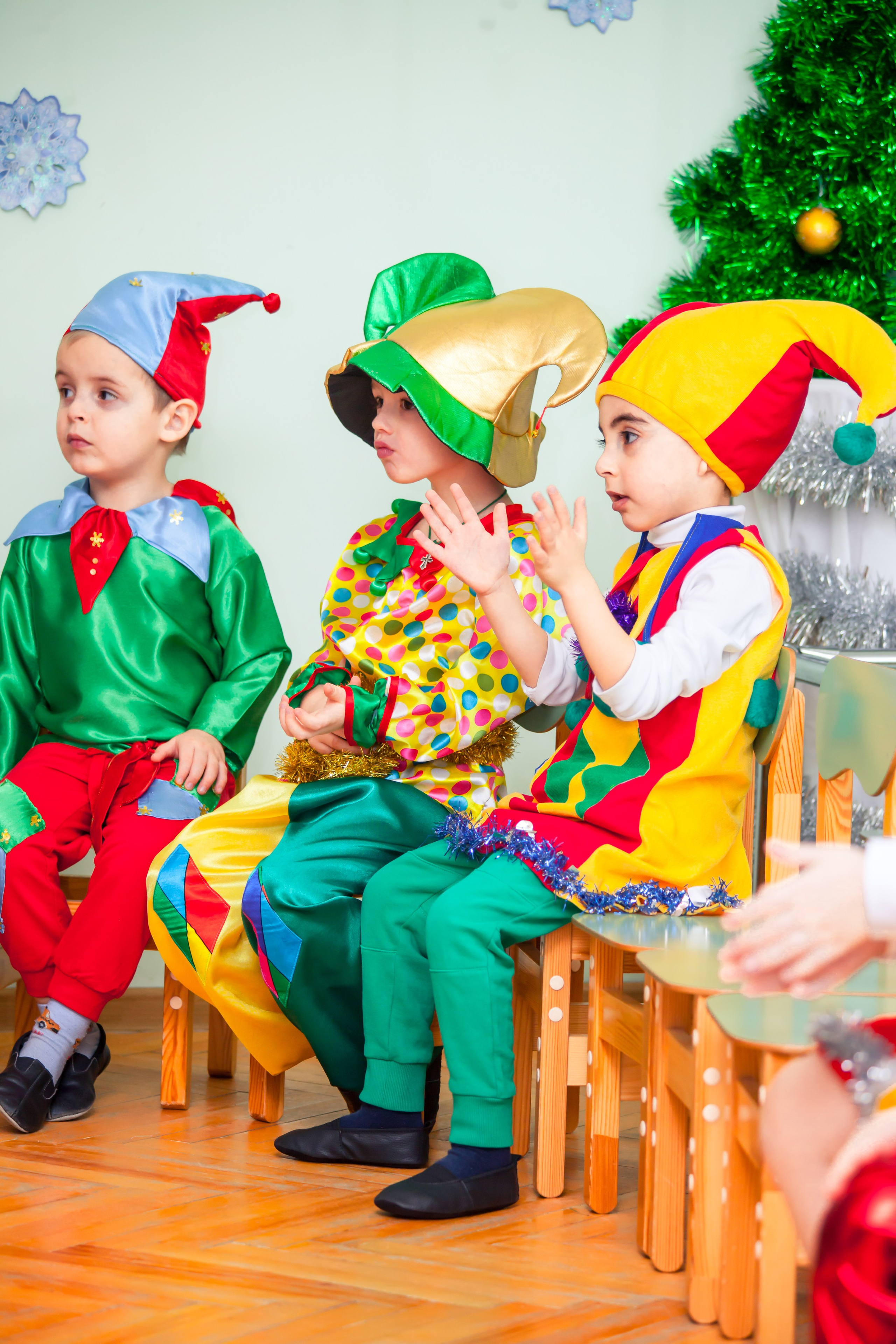 мальчики в костюмах скоморох 