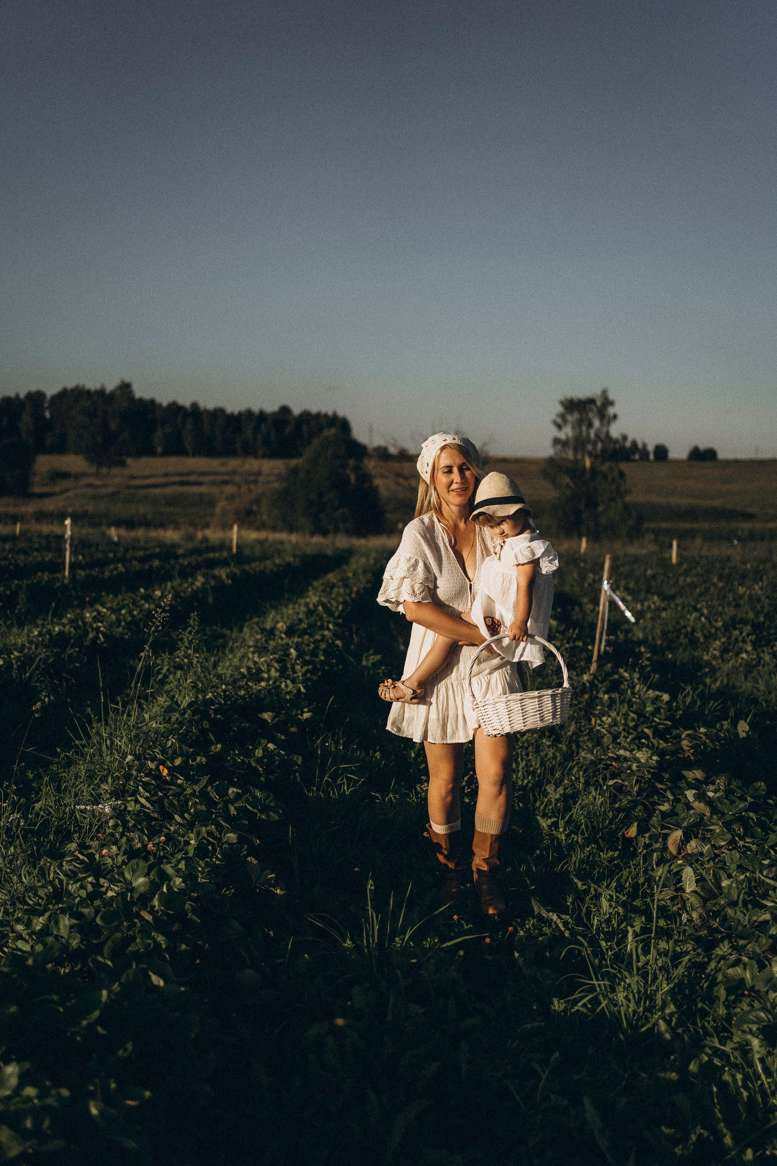 Алина и Оливия съемка на природе. Семейный фотограф в Калуге Ирина Алдохина