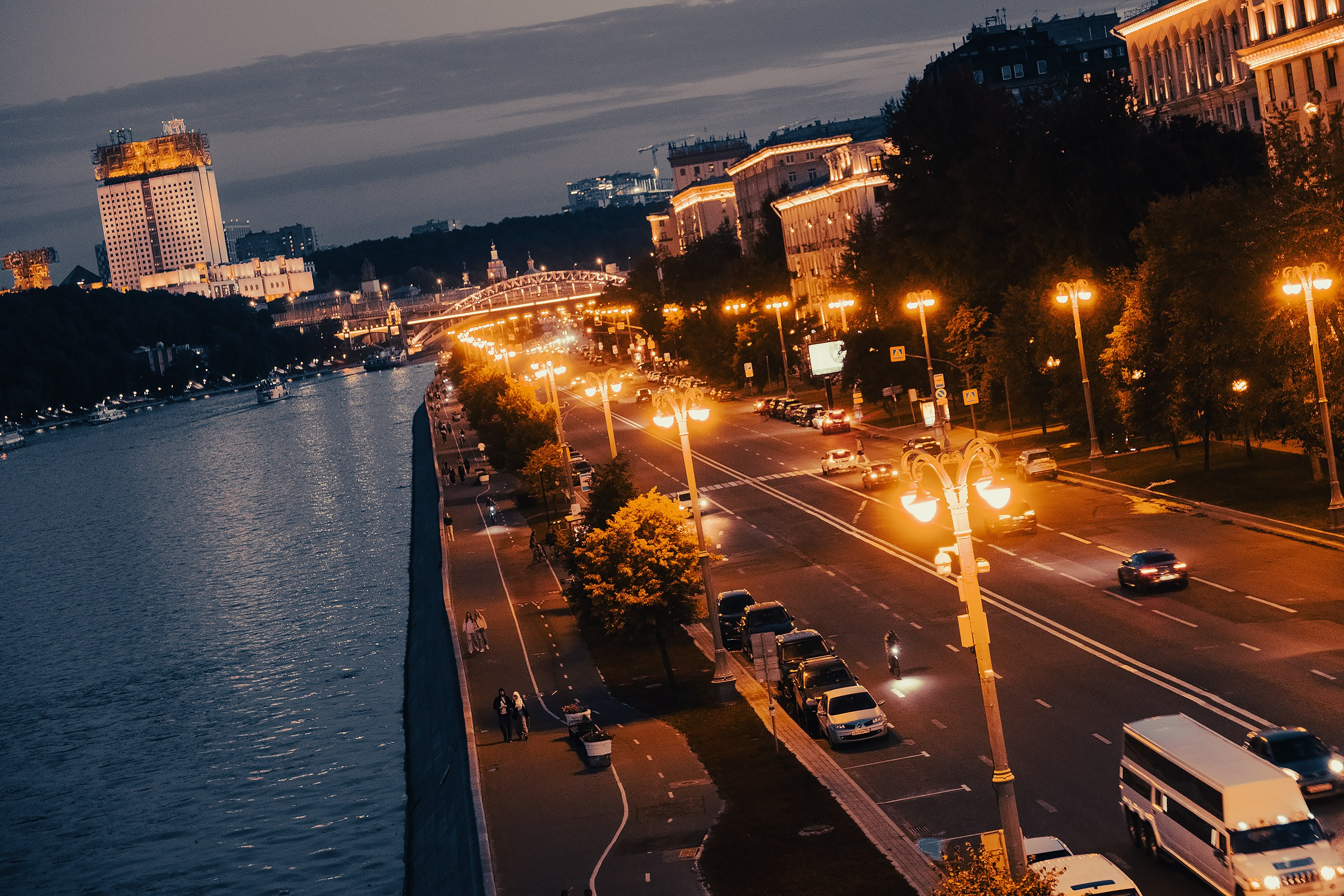 Московские огни на Фрунзенской набережной.