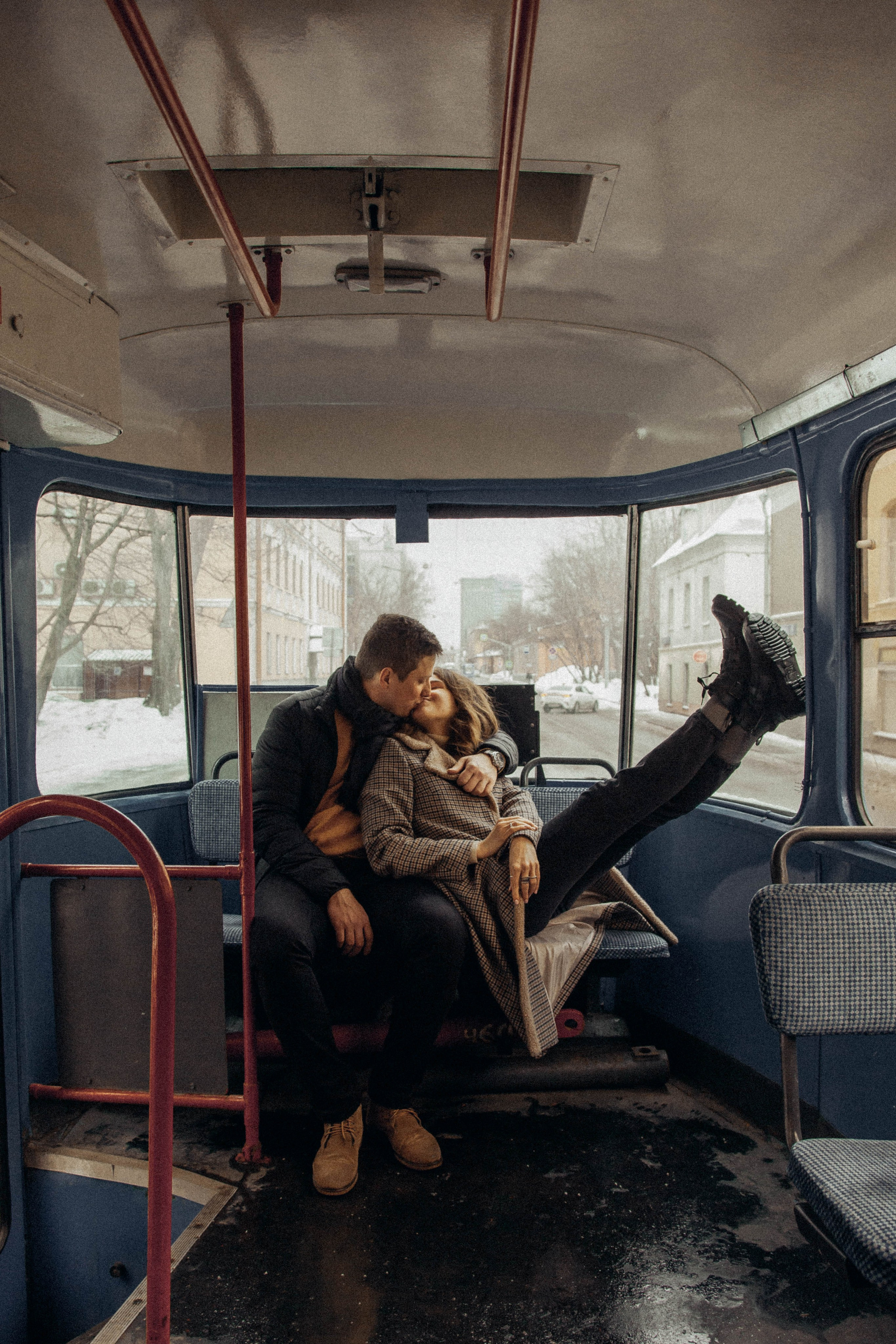 пара в трамвае