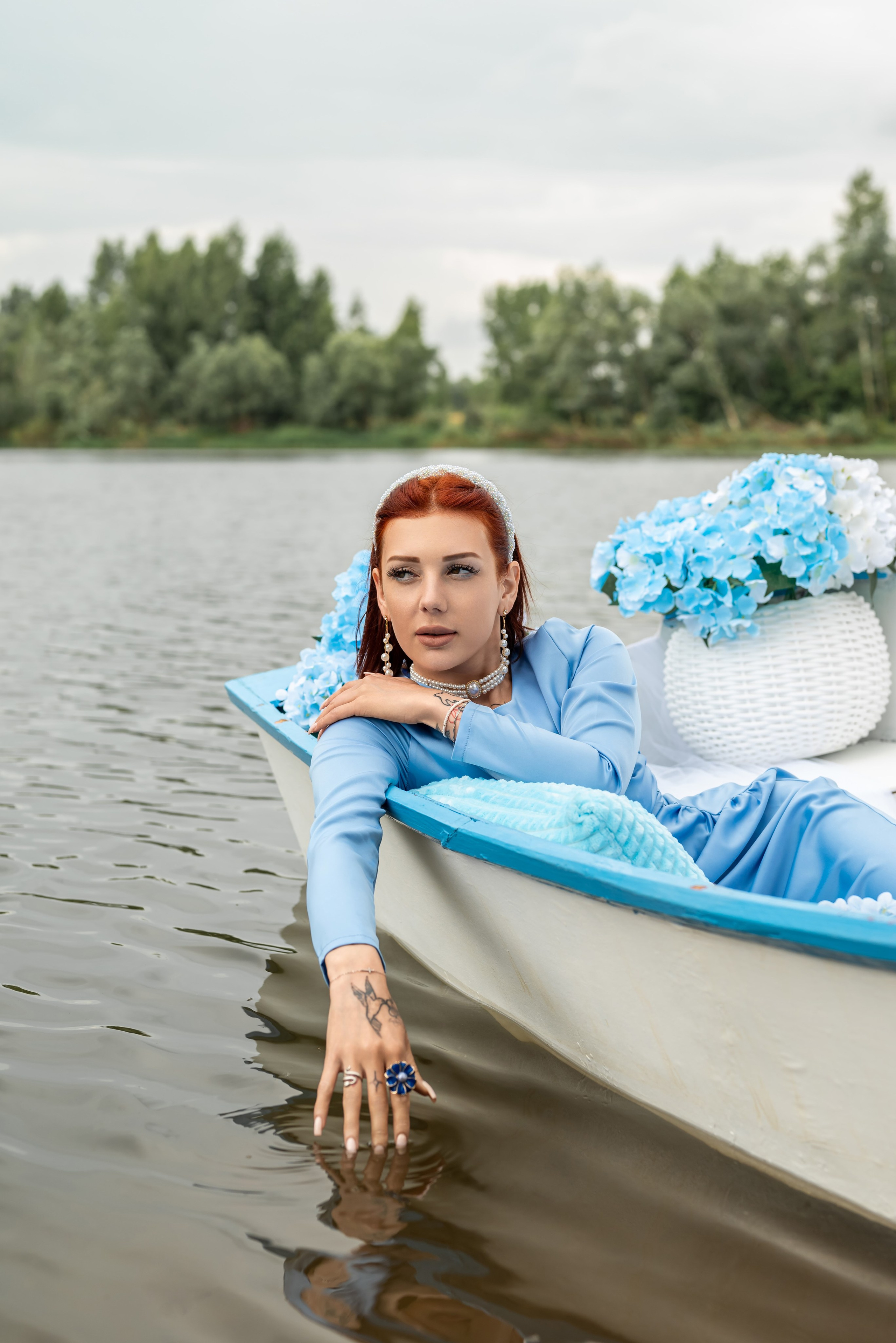 Фотопроект на лодке с голубыми гортензиями. Фотограф в городе Салават