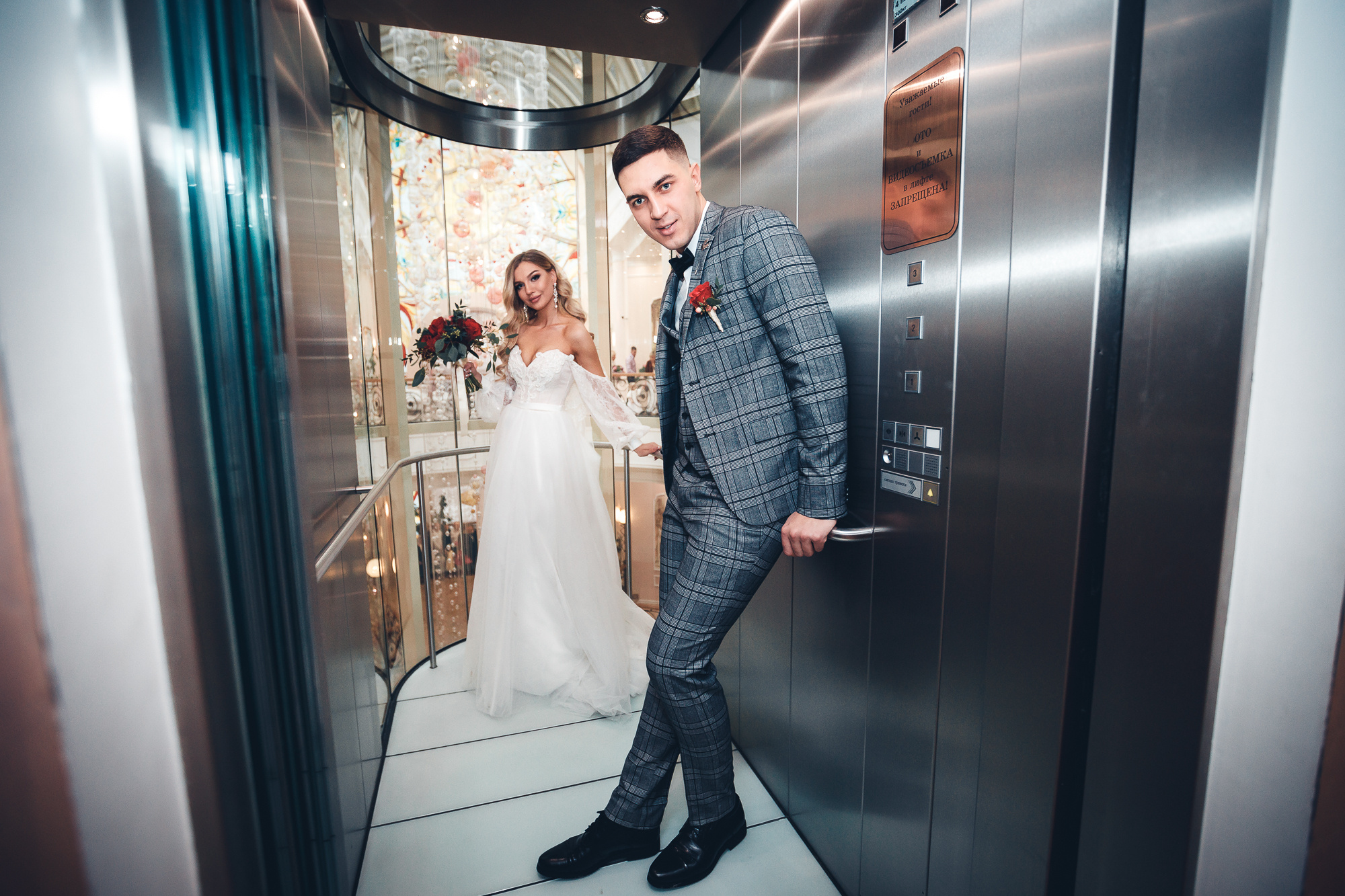 Молодожены красиво позируют в загсе