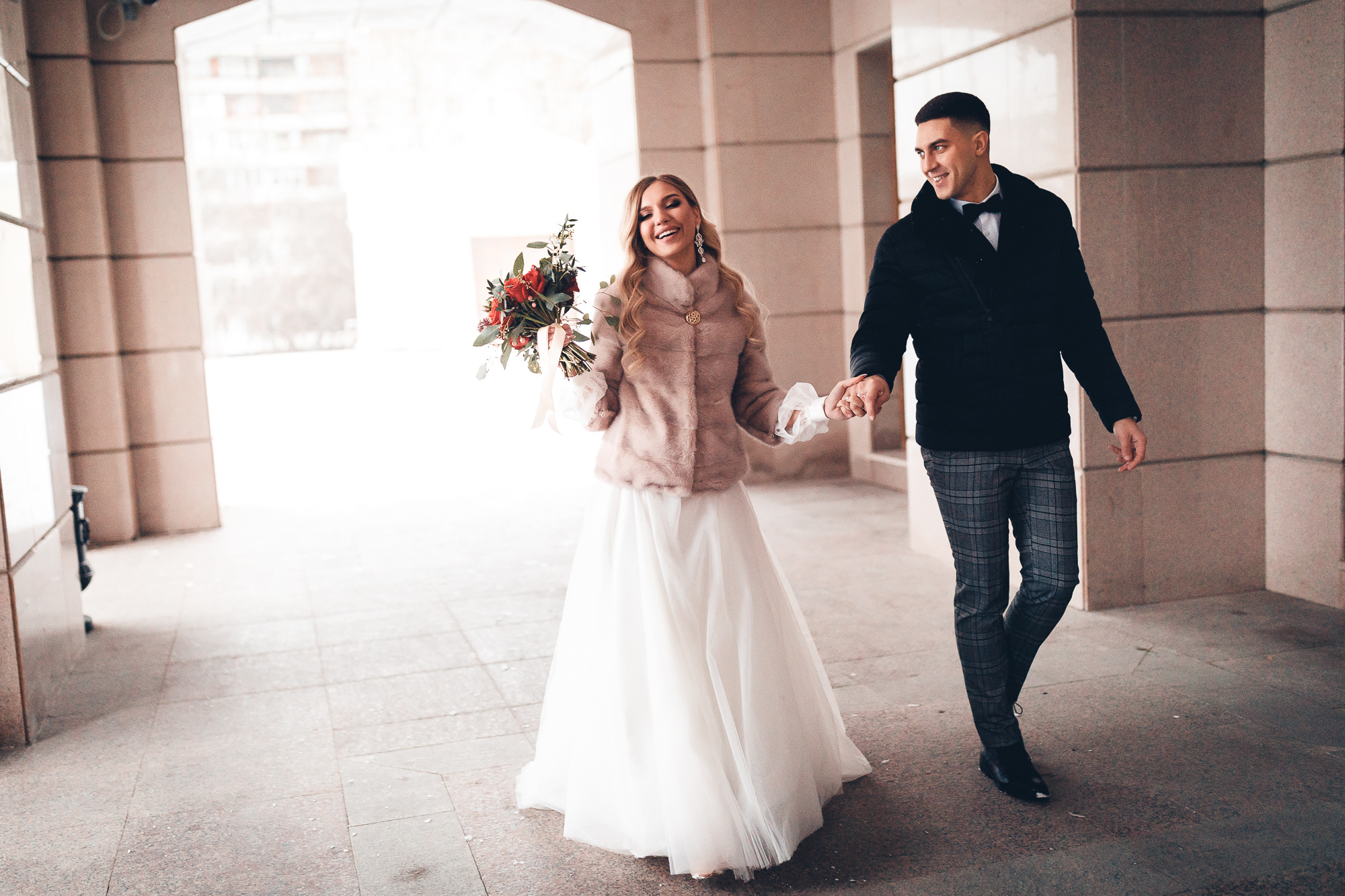 Молодожены на прогулке на свадьбе