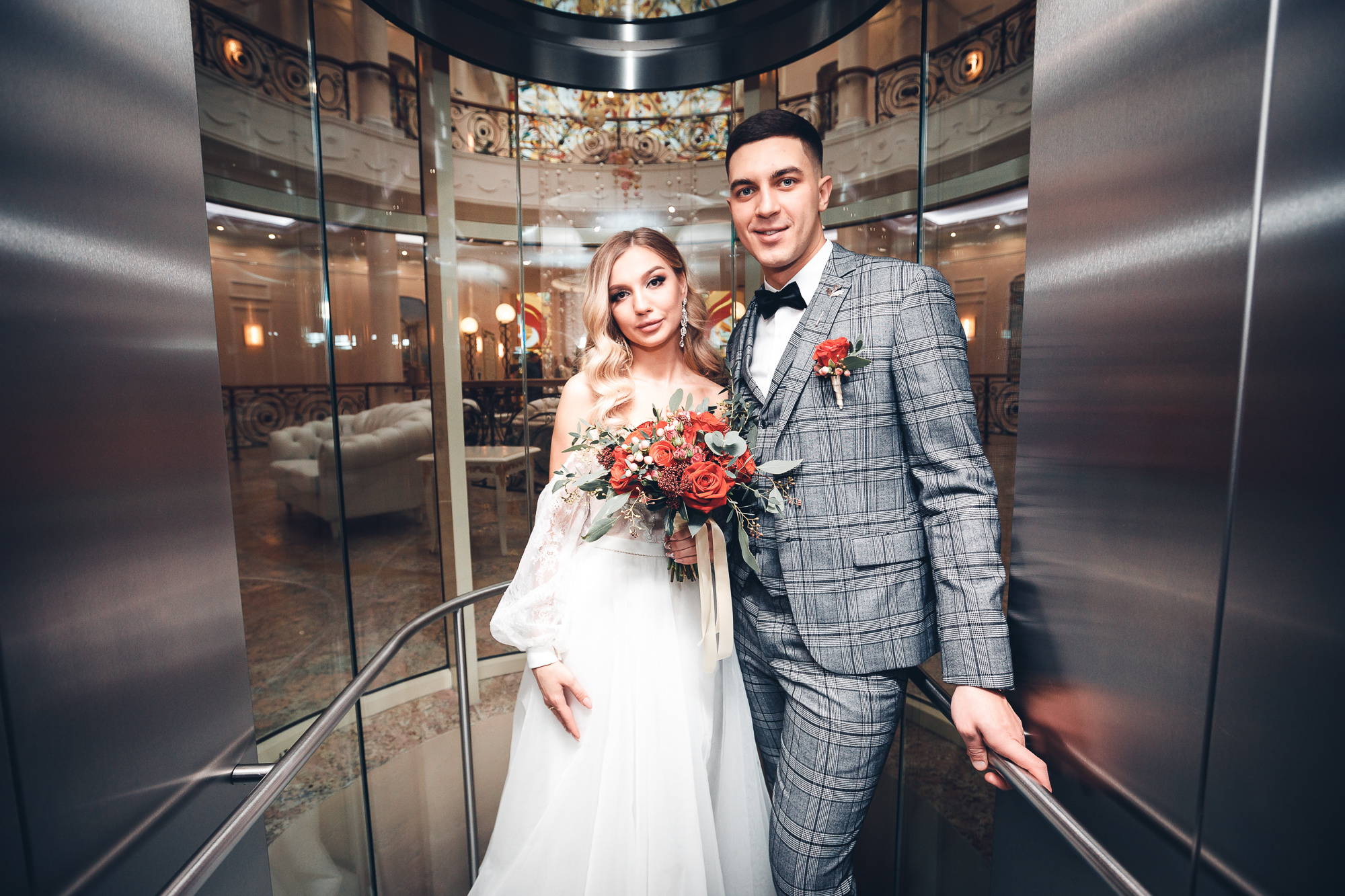 Молодожены красиво позируют в загсе