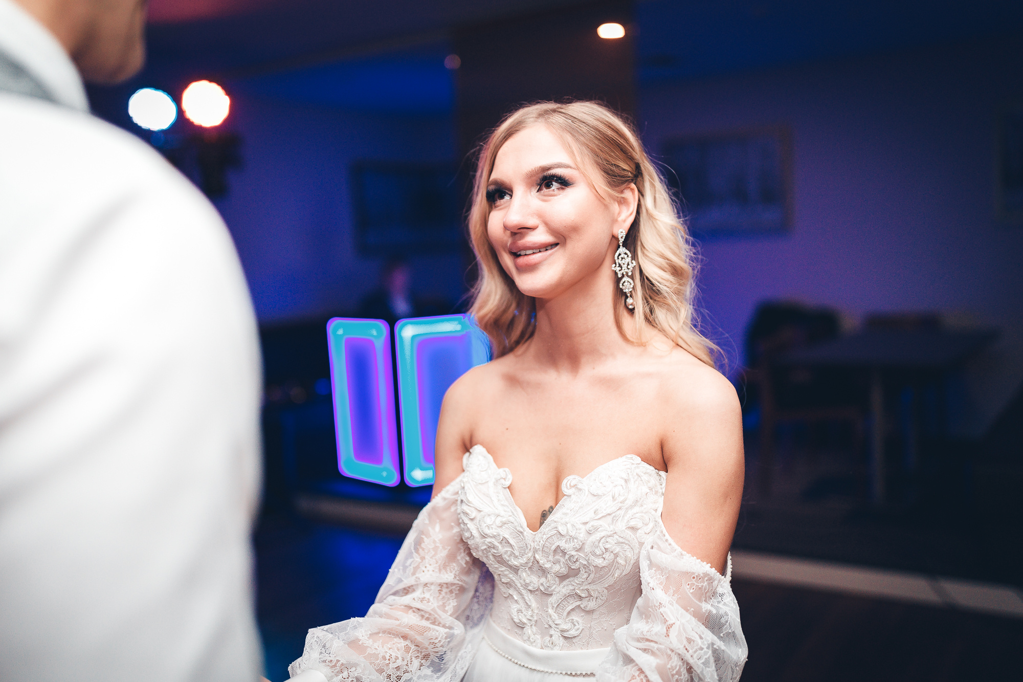 Невеста смотрит на жениха на свадьбе 