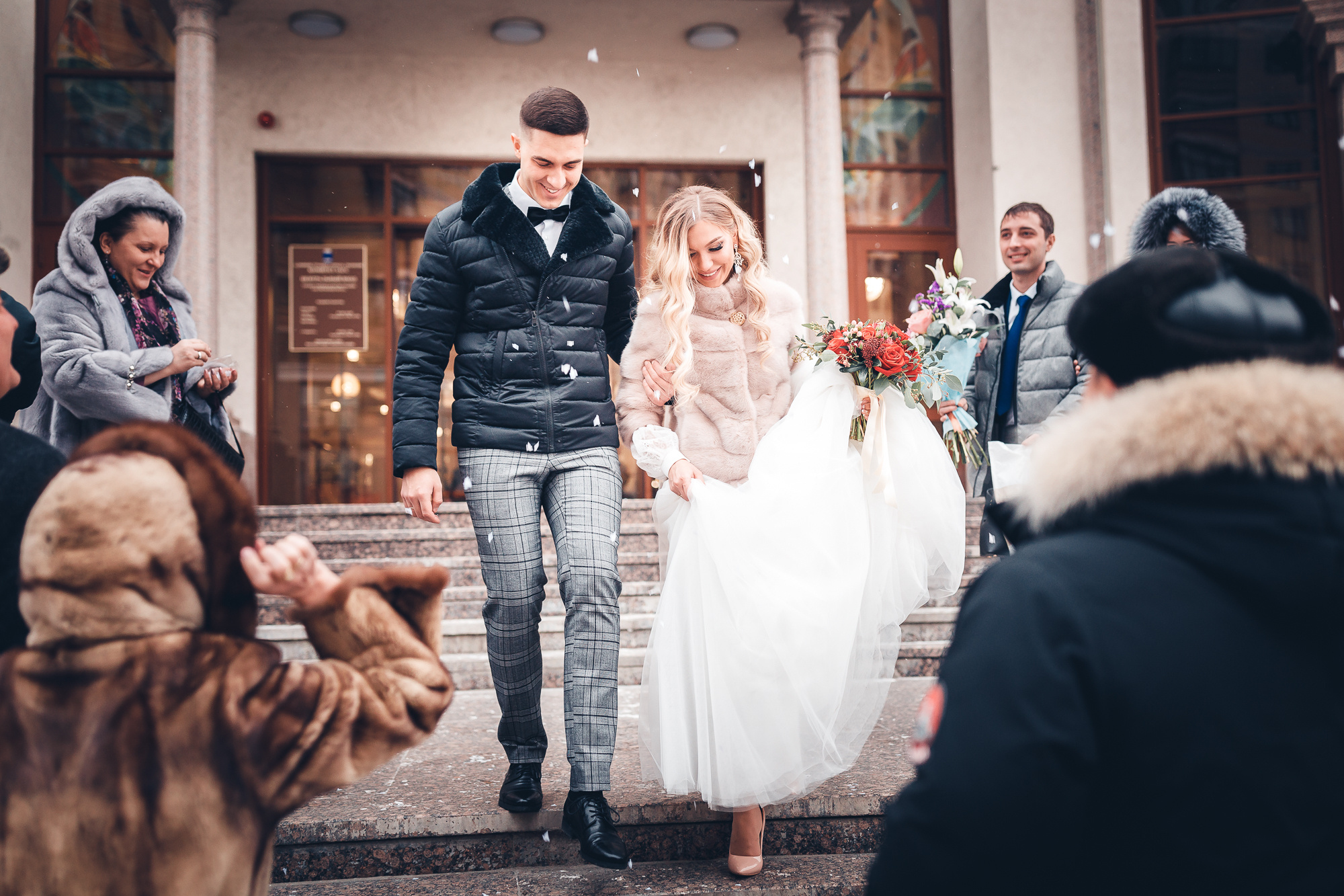 Молодожены красиво выходят из загса 