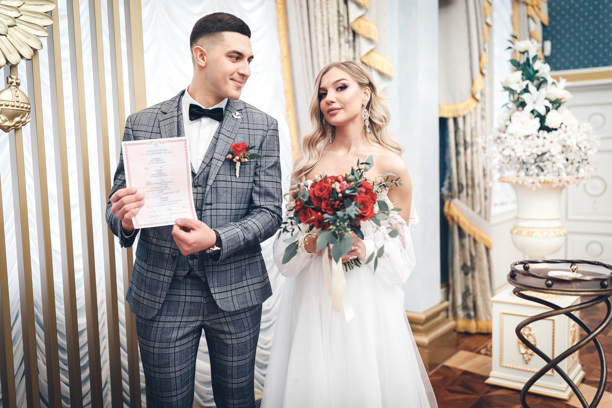 Моложены получают свидетельство о заключении брака в загсе