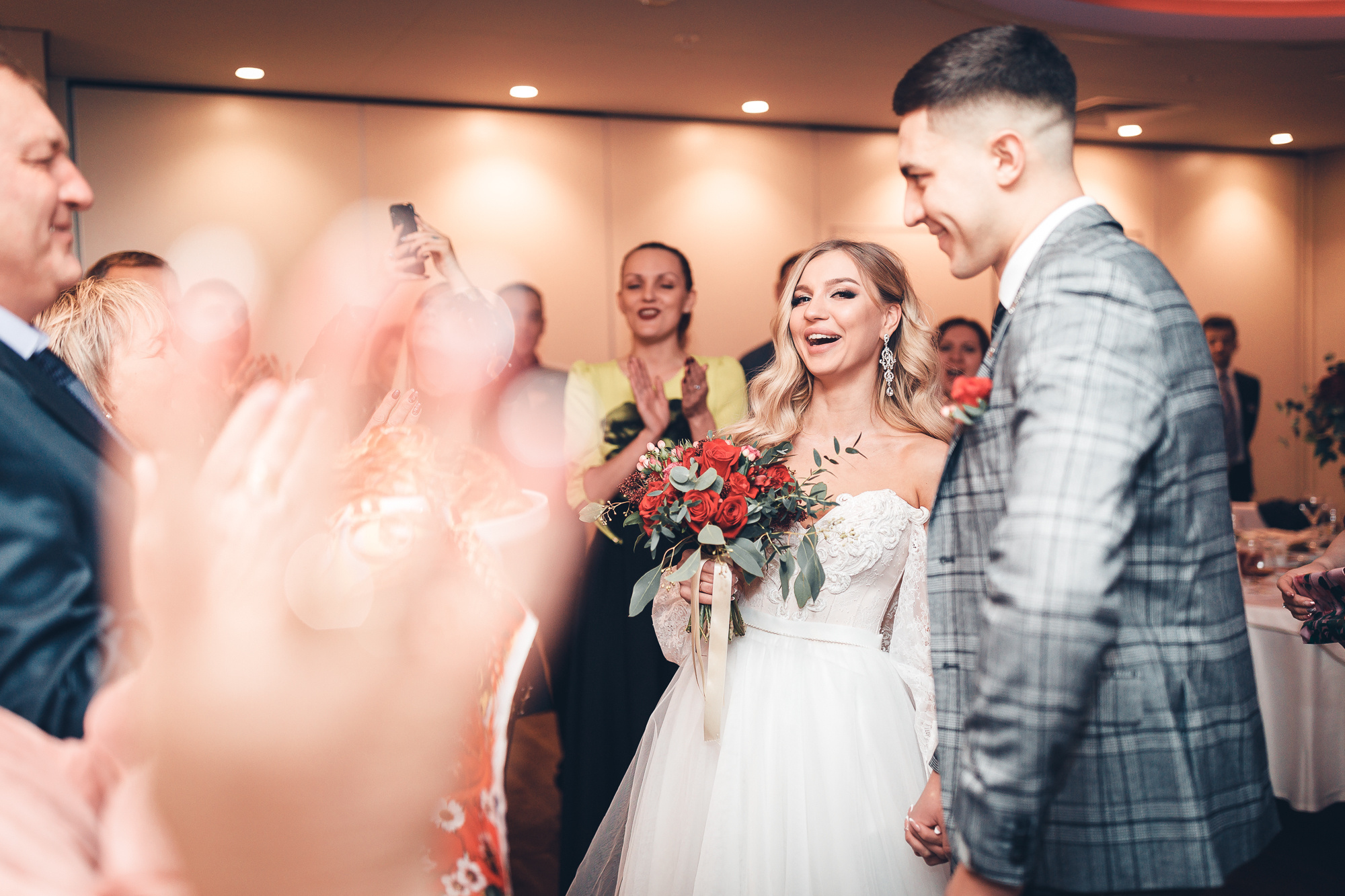 Родители поздравляют молодеженов