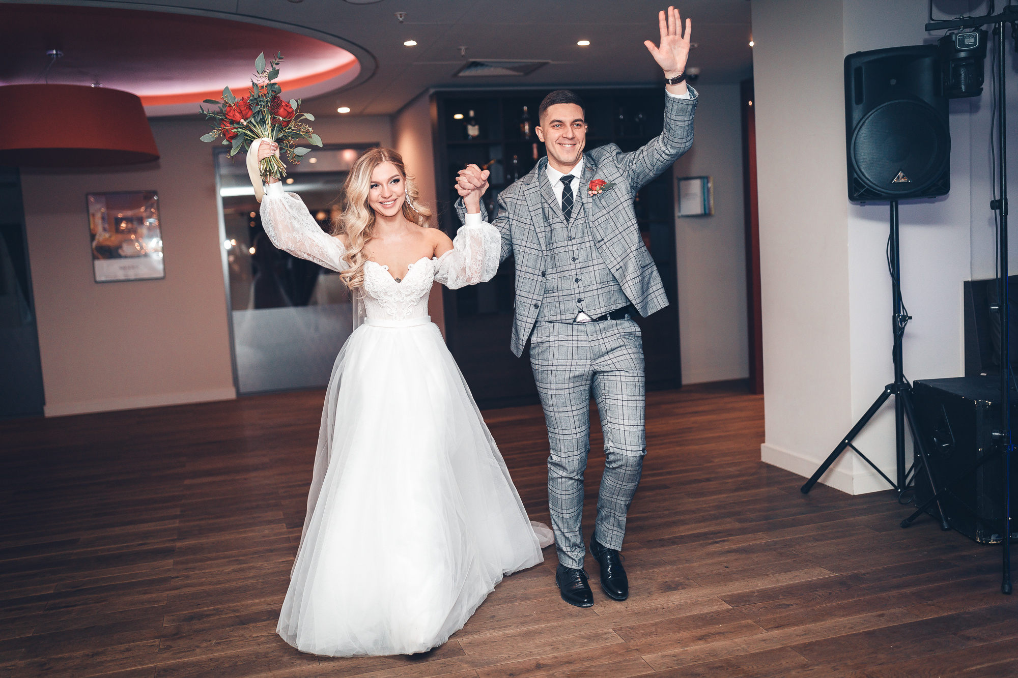 Молодожены заходят в ресторан