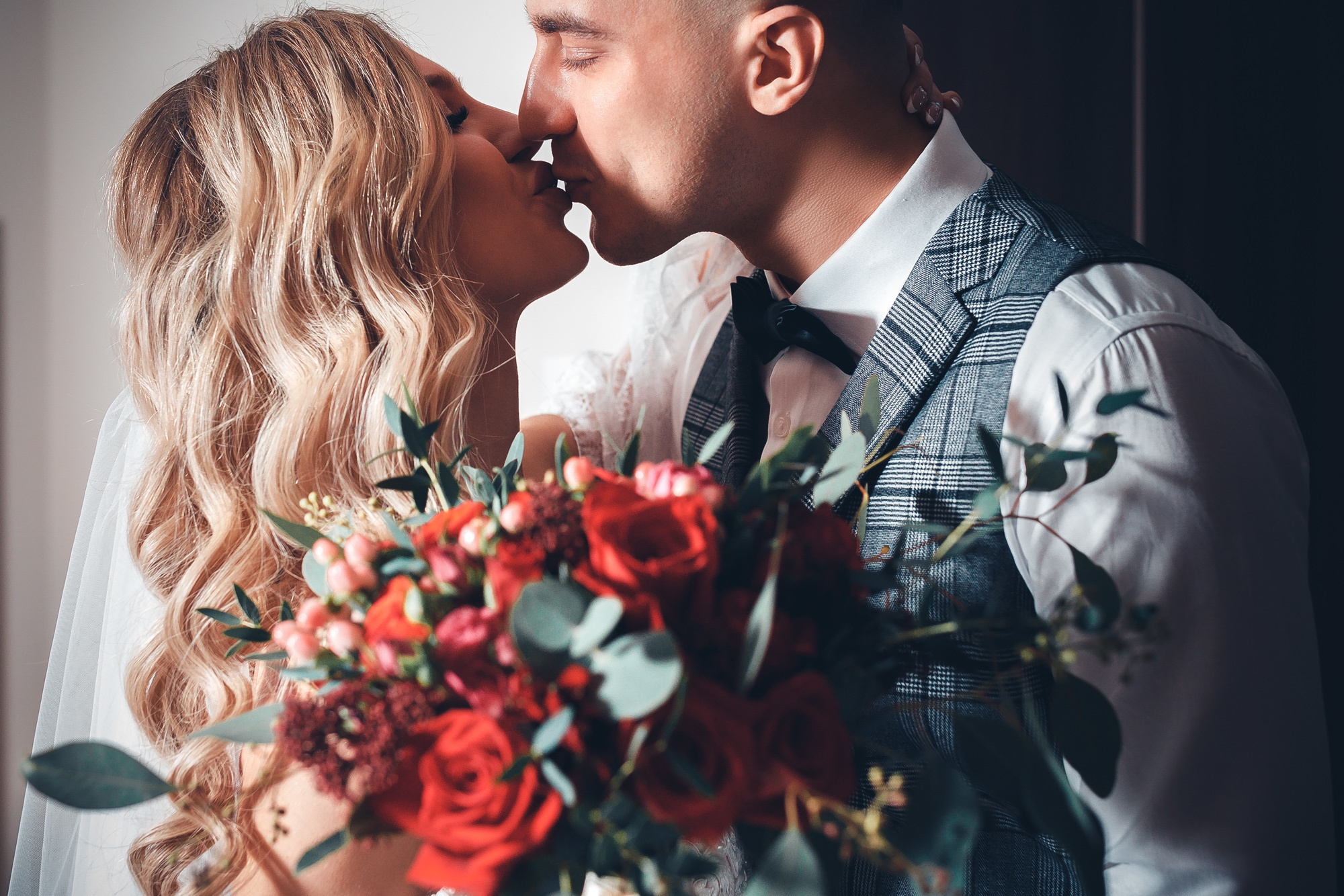 Фотография первой встречи жениха и не невесты в номере отеля на свадьбе