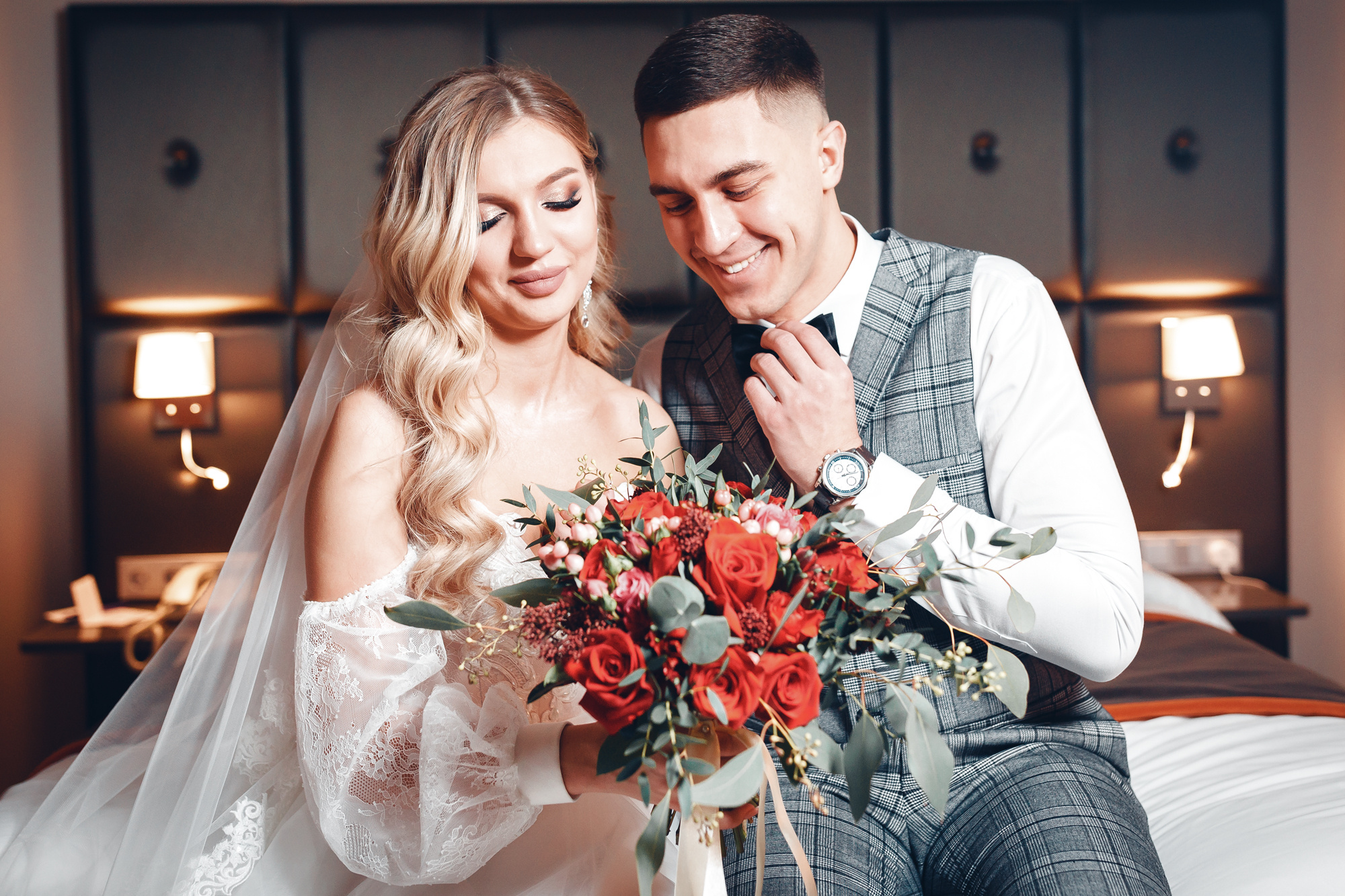 Молодожены улыбаются когда смотрят на себя 