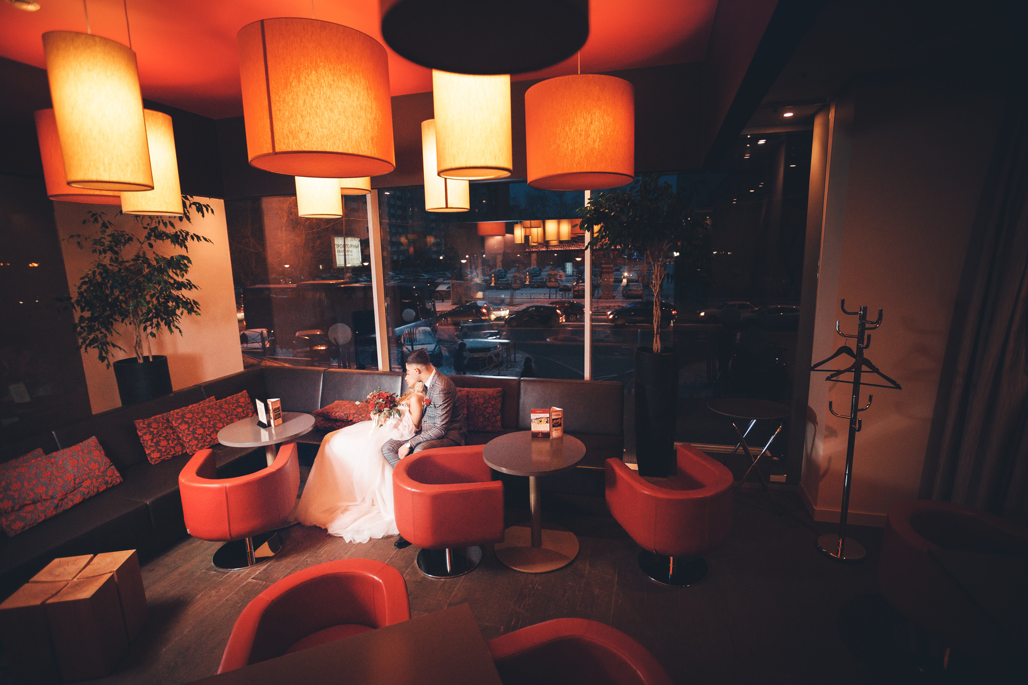 Жених и невеста позируют в ресторане