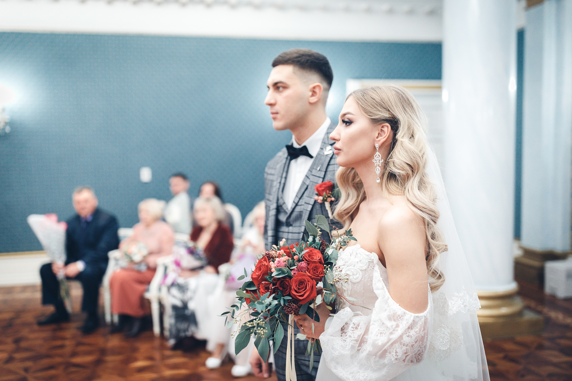 Молодожены в загсе