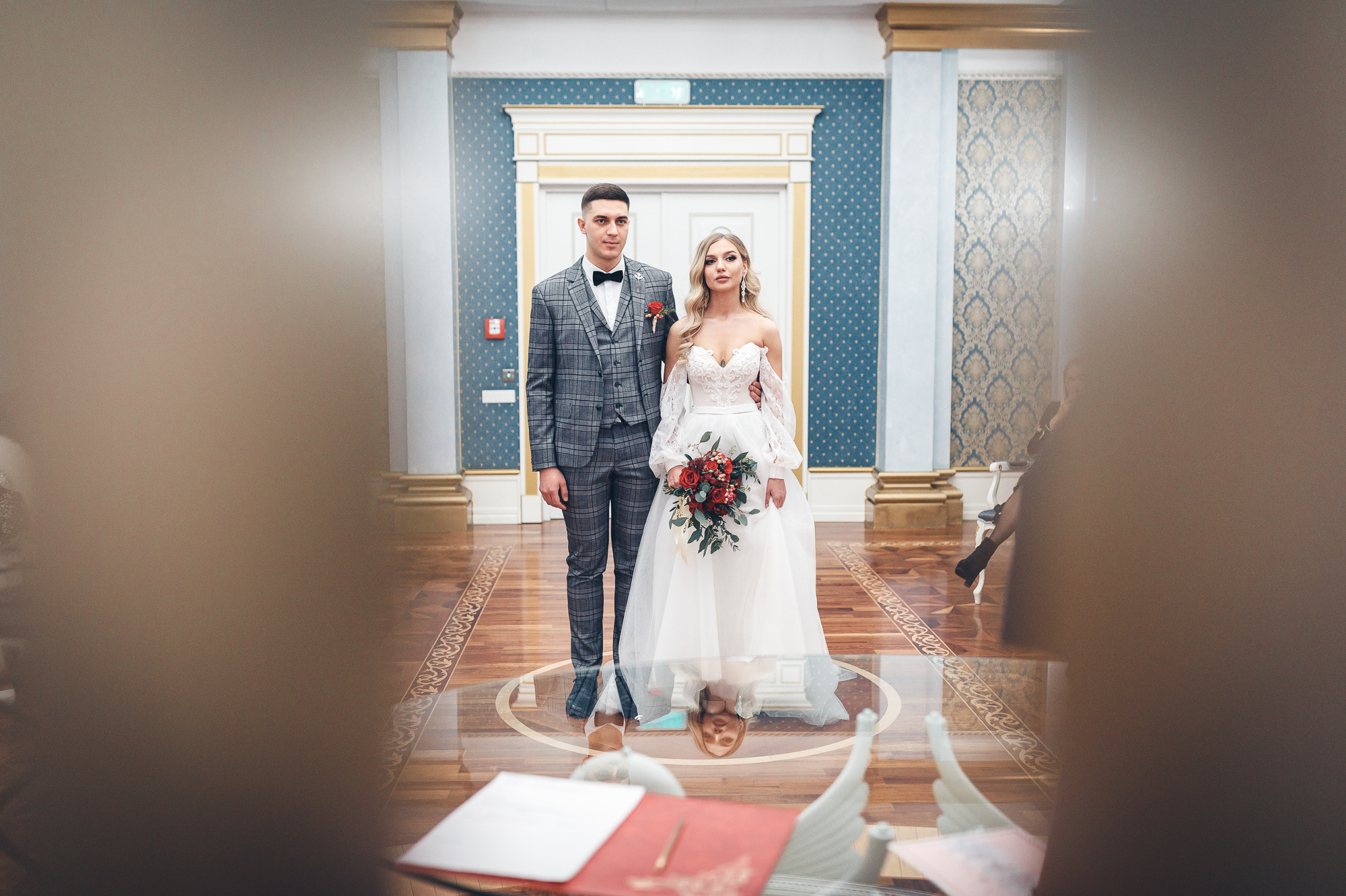 Красивая фотография жениха и невесты в загсе